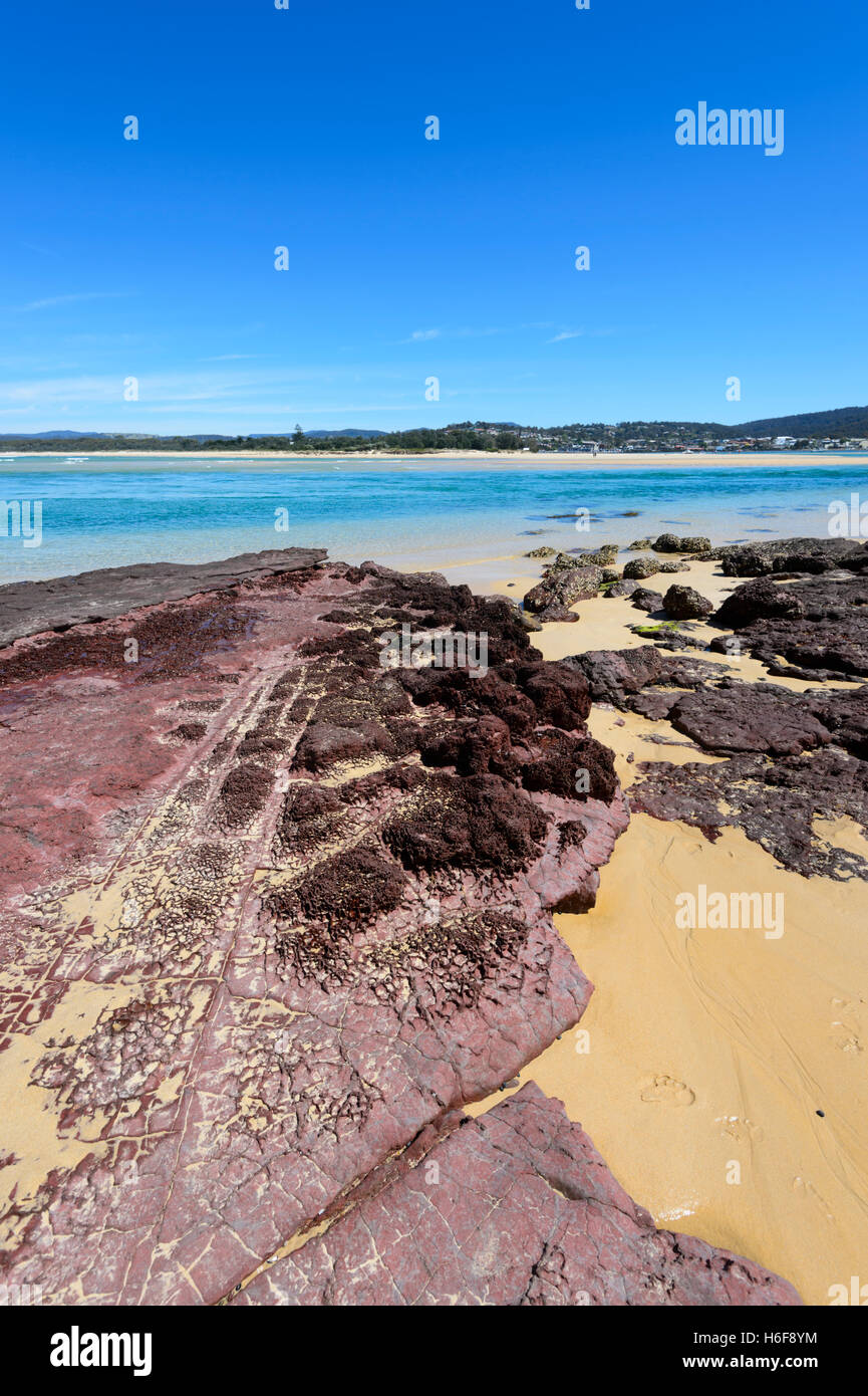 Bar Beach und seine Eisenoxid befleckte Felsen, Merimbula, New South Wales, NSW, Australien Stockfoto