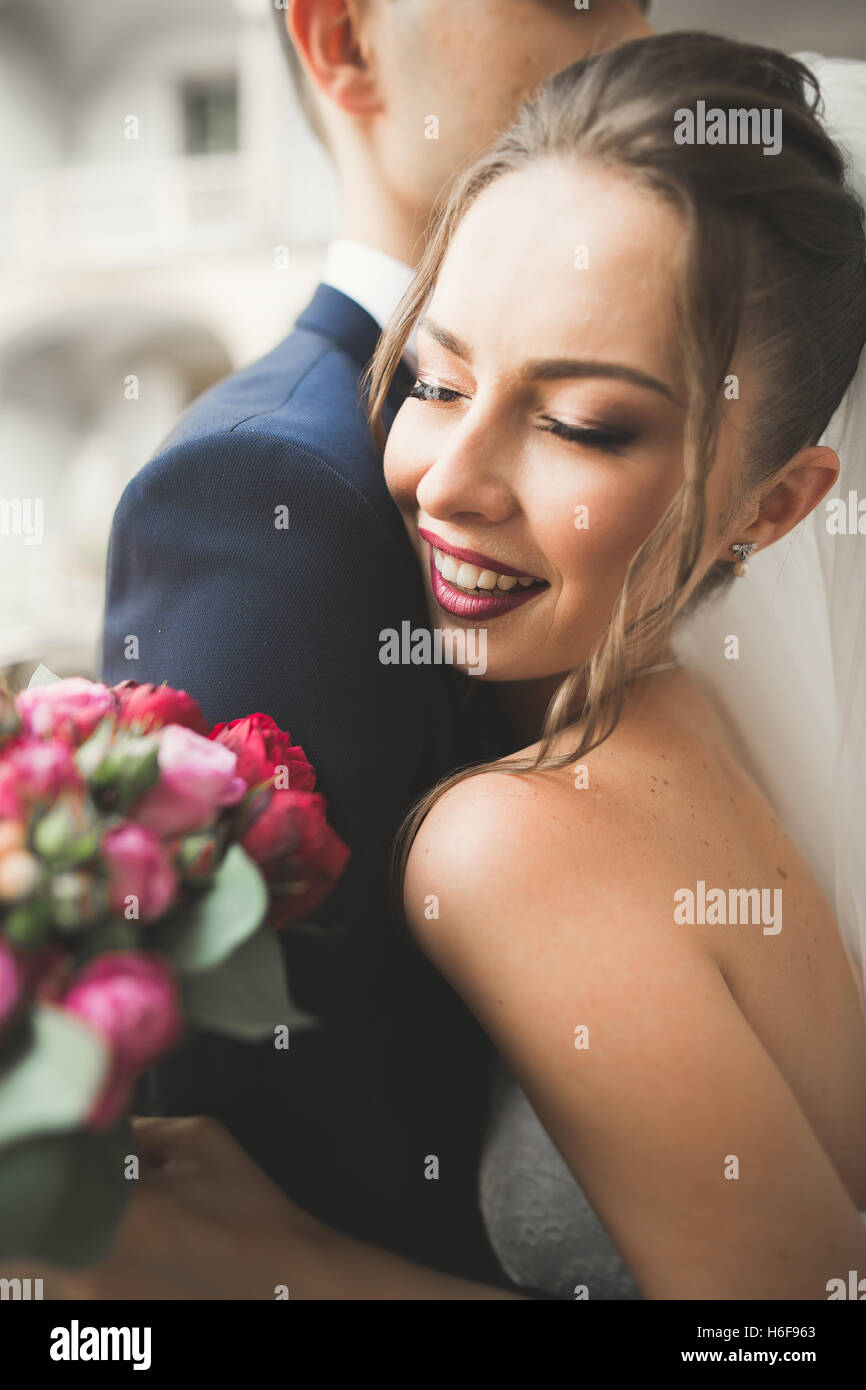 Porträt von glücklich neu Hochzeit paar mit Blumenstrauß Stockfoto