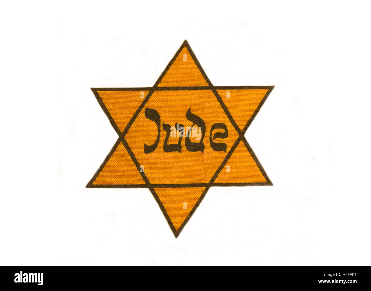 Jüdischen gelben Stern aus Nazi-Deutschland Anfang der 1940er Jahre Holocaust Zweiter Weltkrieg auf weißem Hintergrund Stockfoto