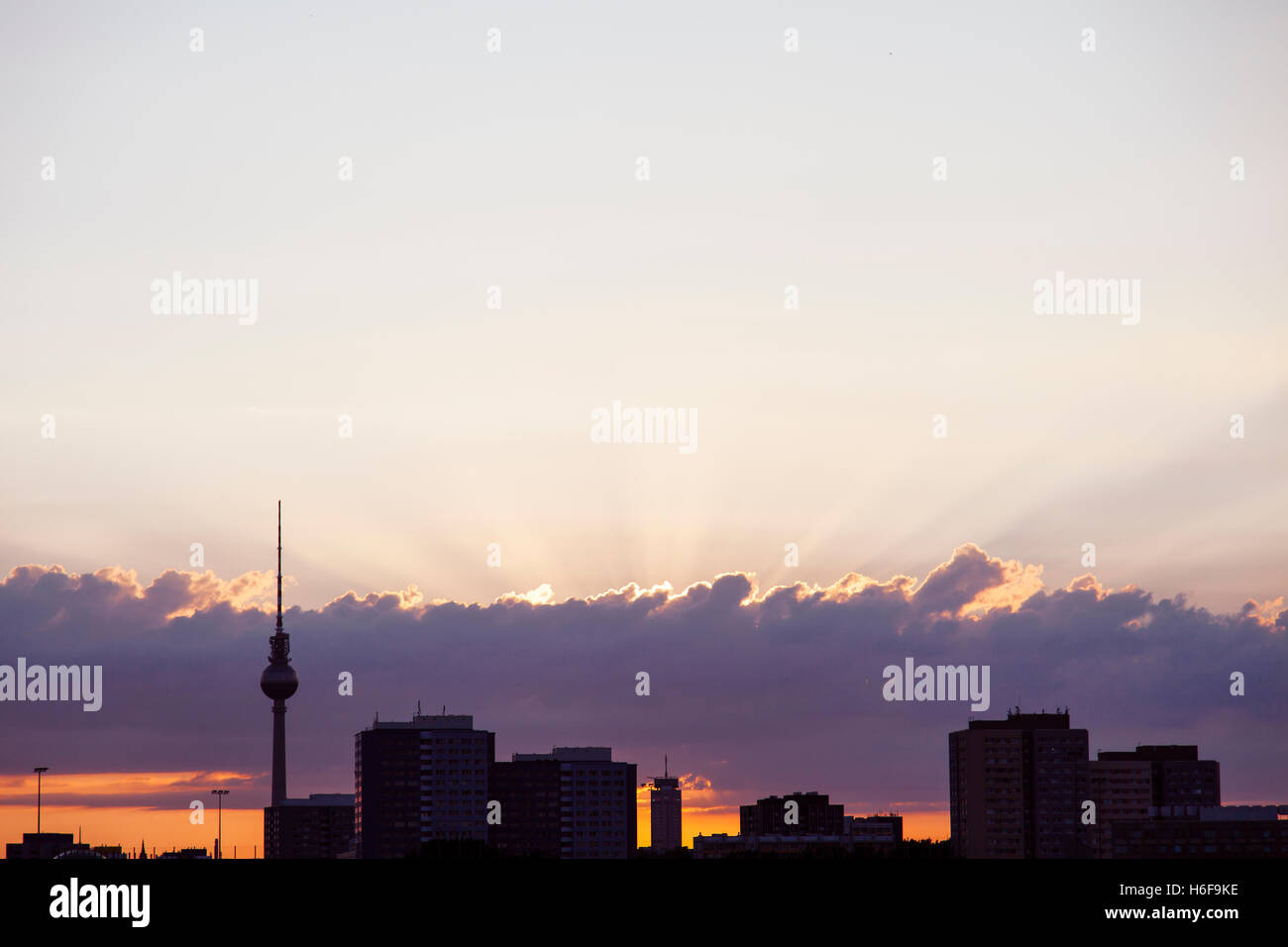 Berliner Skyline mit dem Fernsehturm in der Abenddämmerung. Stockfoto