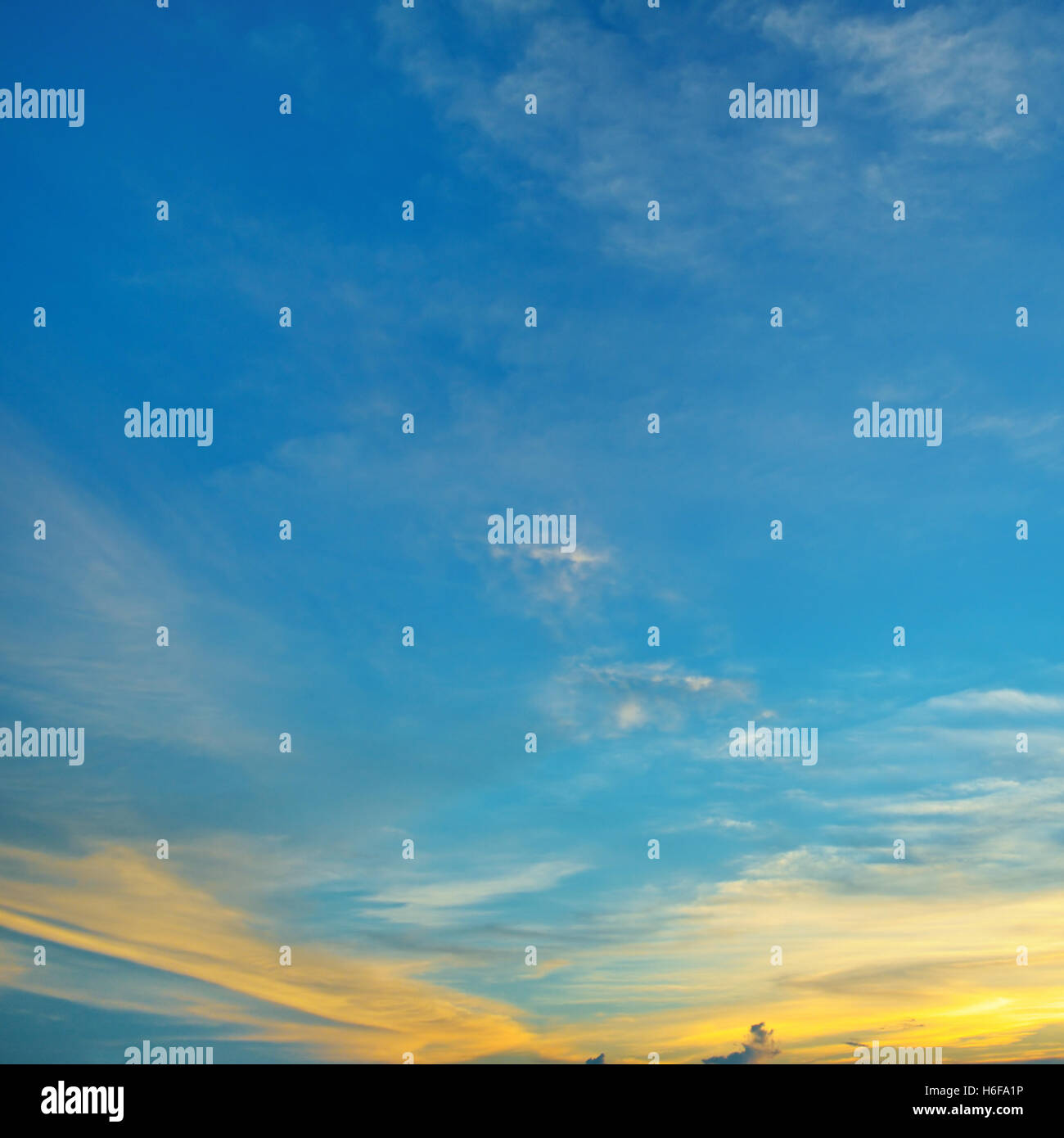 die Sonnenstrahlen erhellen den Himmel über dem Horizont Stockfoto