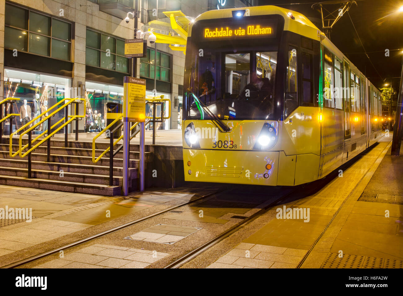 Metrolink Straßenbahn am Exchange Square Straßenbahnhaltestelle in Manchester. Stockfoto