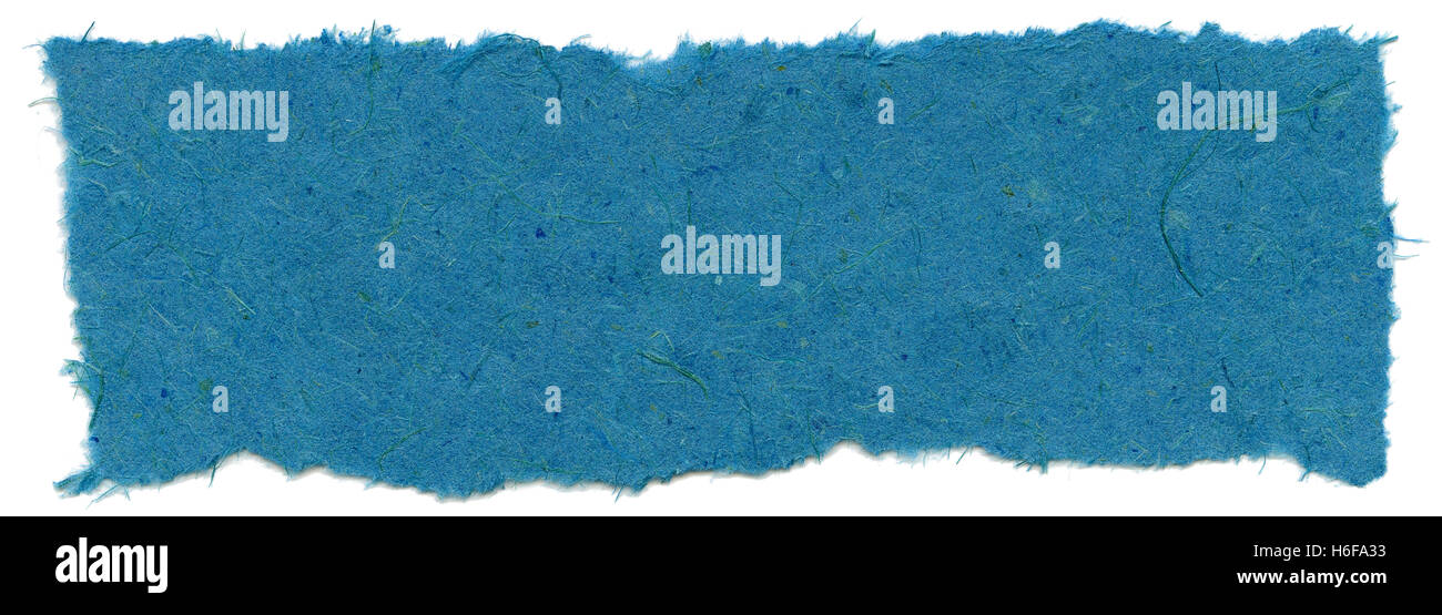 Textur des Saphir blaue Reispapier mit zerrissenen Kanten. Isoliert auf weißem Hintergrund. Gescannt mit 1600dpi mit einer professionellen danken Stockfoto