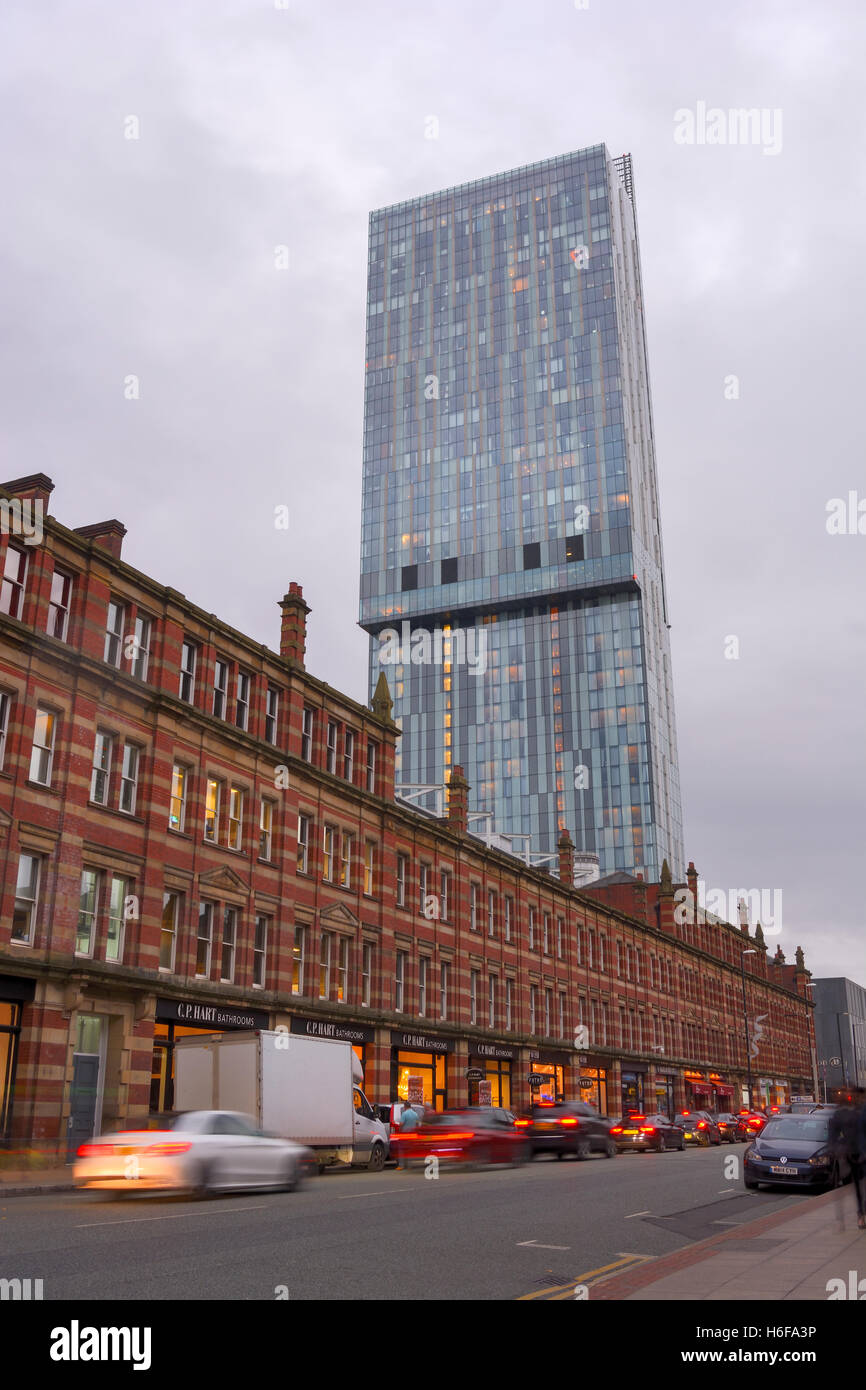 Deansgate im Stadtzentrum von Manchester, eine Hauptverkehrsader durch die Innenstadt. Stockfoto