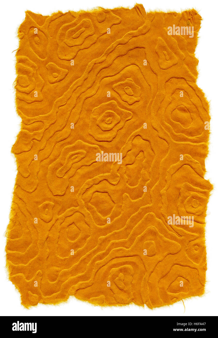 Textur des orange Reispapier mit Mandala-Muster und zerrissene Kanten. Isoliert auf weißem Hintergrund. Bei 1200dpi mit einer Pro gescannt Stockfoto