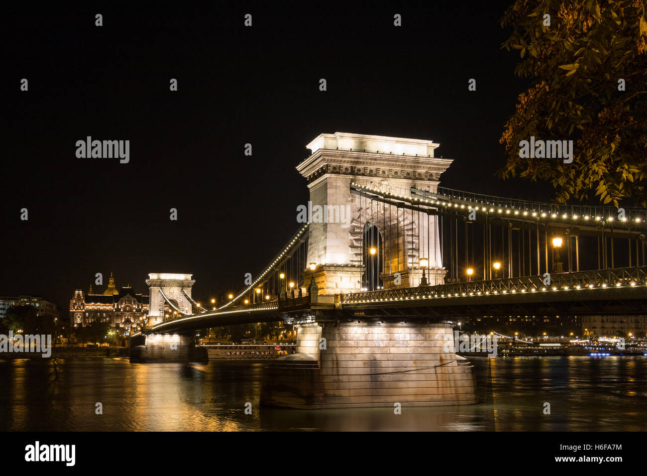 Die berühmte Kettenbrücke in Budapest-Ungarn in der Nacht Stockfoto
