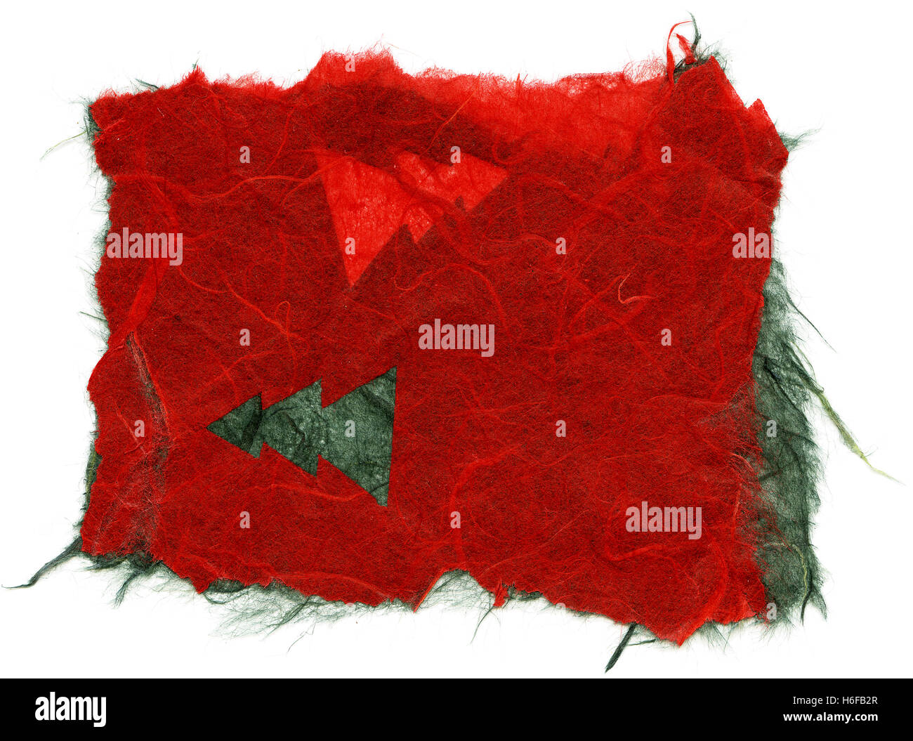 Textur des dunklen roten Reispapier mit einem Muster von grünen Pinien, die Verzierung der Oberfläche, mit zerrissenen Kanten. Isoliert auf weißem bac Stockfoto