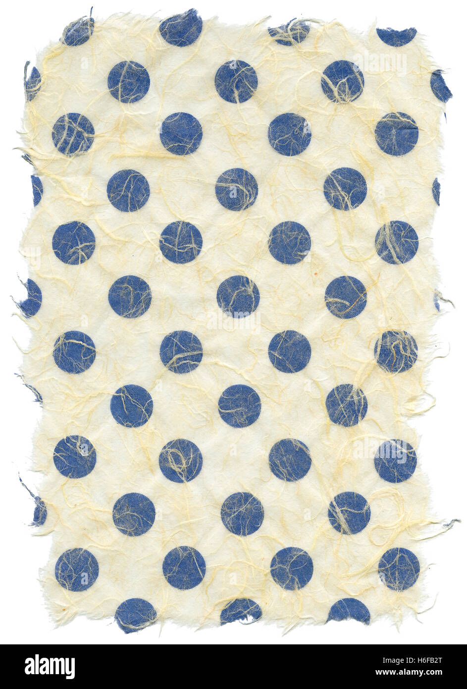 Textur des blauen Tupfen eingebettet in gelblich-weiße Reispapier mit zerrissenen Kanten. Isoliert auf weißem Hintergrund. Bei 1200 gescannt Stockfoto