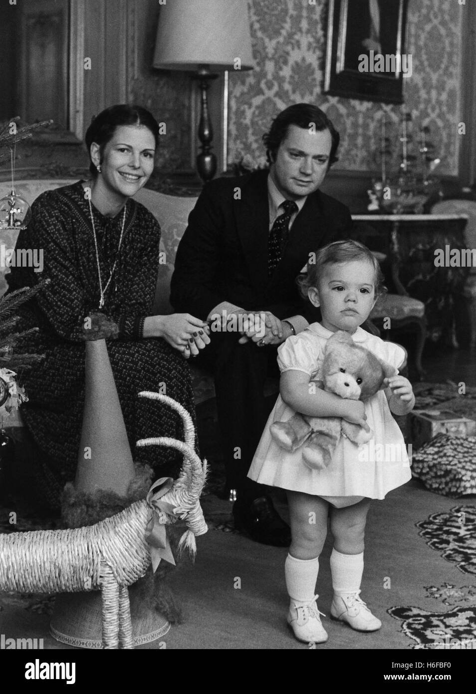 konigliche-familie-konigspaar-mit-ihrem-ersten-kind-prinzessin-victoria-an-weihnachten-1978-h6fbf0.jpg