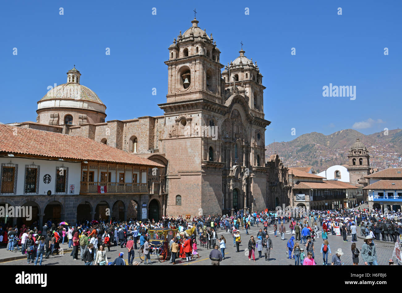 Die Straßen von Cusco vor La Compania und der Plaza de Armas ist voll von Zuschauern während einer Peru Nationalfeiertag. Stockfoto