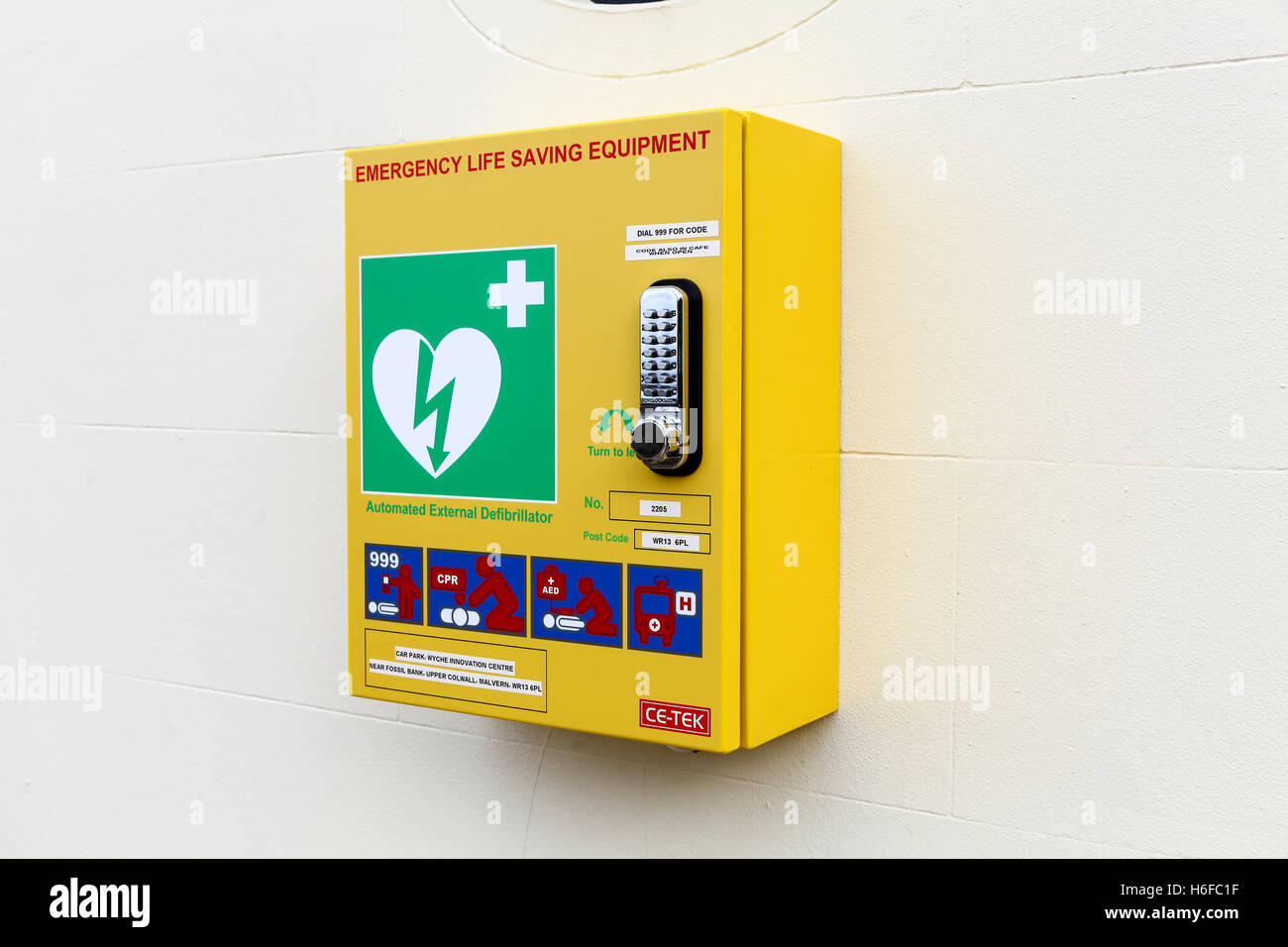 Defibrillator Notfall lebensrettende Gerät an einem öffentlichen Ort England UK Stockfoto