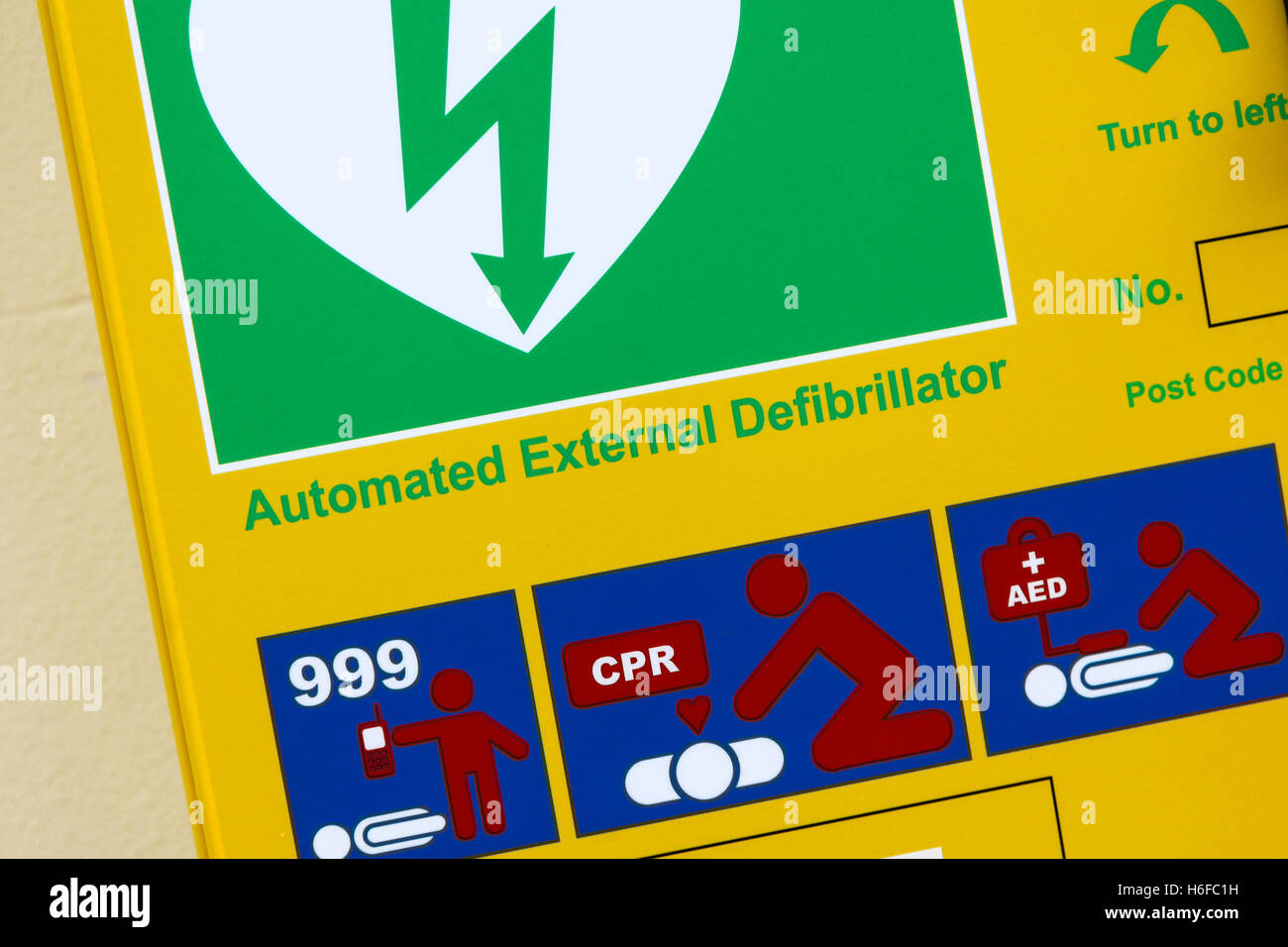 Defibrillator Notfall lebensrettende Gerät an einem öffentlichen Ort England UK Stockfoto