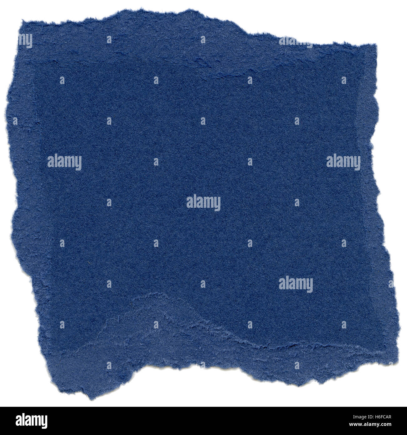 Textur des preußischen blau Faserpapier mit zerrissenen Kanten. Isoliert auf weißem Hintergrund. Scannen mit 2400dpi mit einer professionellen scan Stockfoto