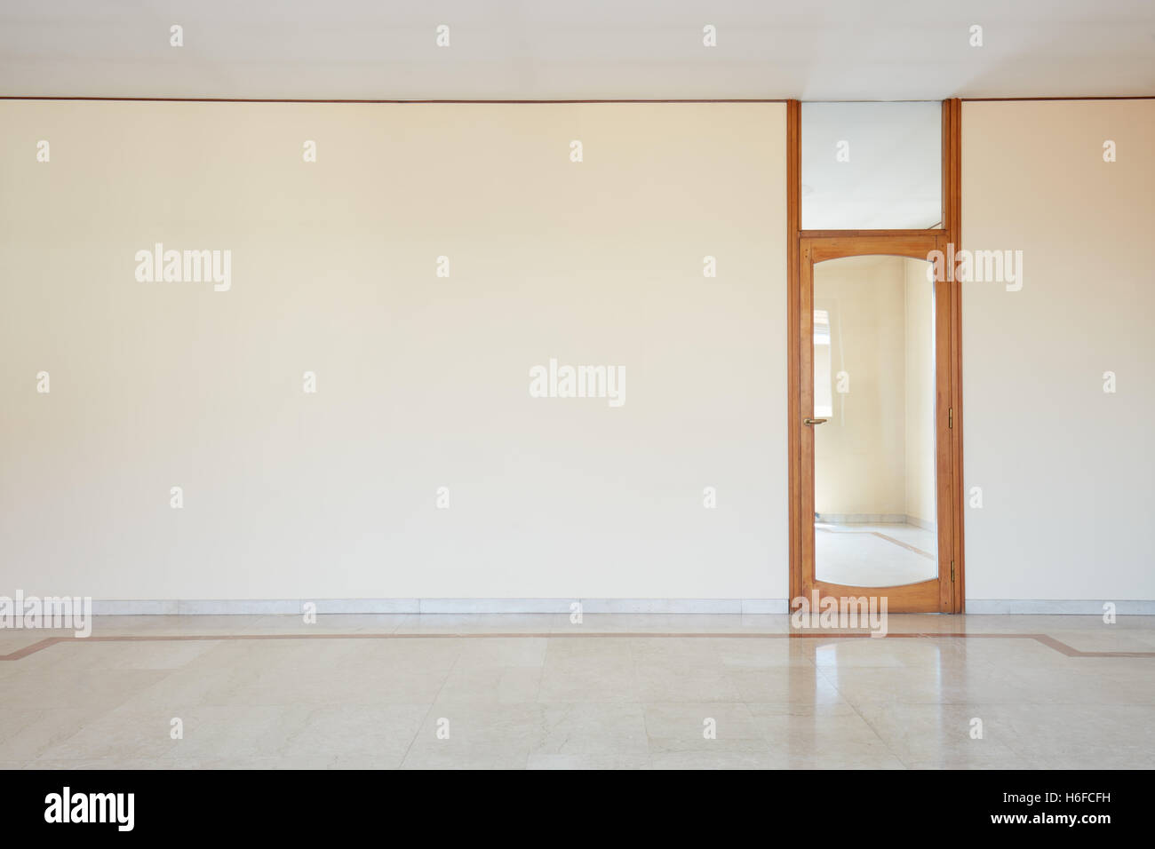 Leeren Raum mit Marmor Boden und Glas Tür Stockfoto
