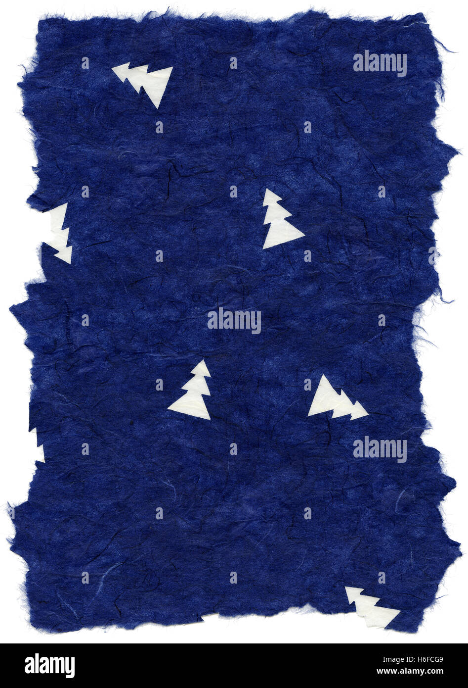 Textur des blauen Reispapier mit einem Muster aus weißen Kiefern Verzierung der Oberfläche, mit zerrissenen Kanten. Isoliert auf weißem Hinterg Stockfoto