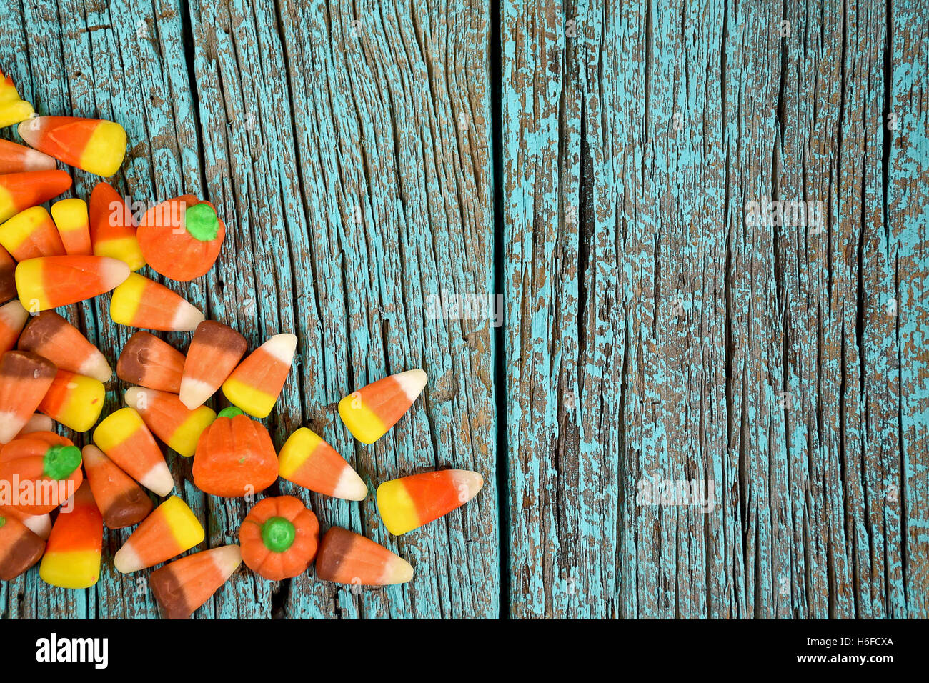 Herbst Süßigkeitmais auf Türkis lackiert Scheune Holz Stockfoto