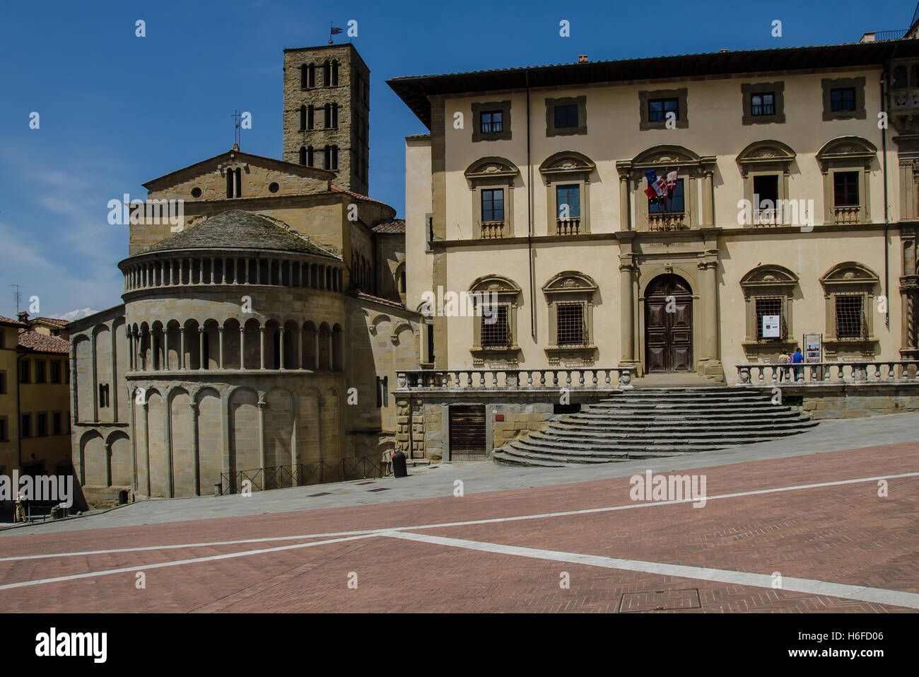 Wenn die abfallende Piazza Grande vertraut aussieht, es ist weil es diente als Kulisse für Roberto Benignis Film, das Leben ist schön. Stockfoto