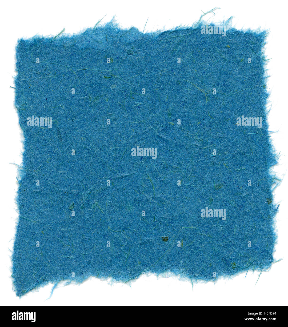 Textur des Saphir blaue Reispapier mit zerrissenen Kanten. Isoliert auf weißem Hintergrund. Scannen mit 2400dpi mit einer professionellen danken Stockfoto