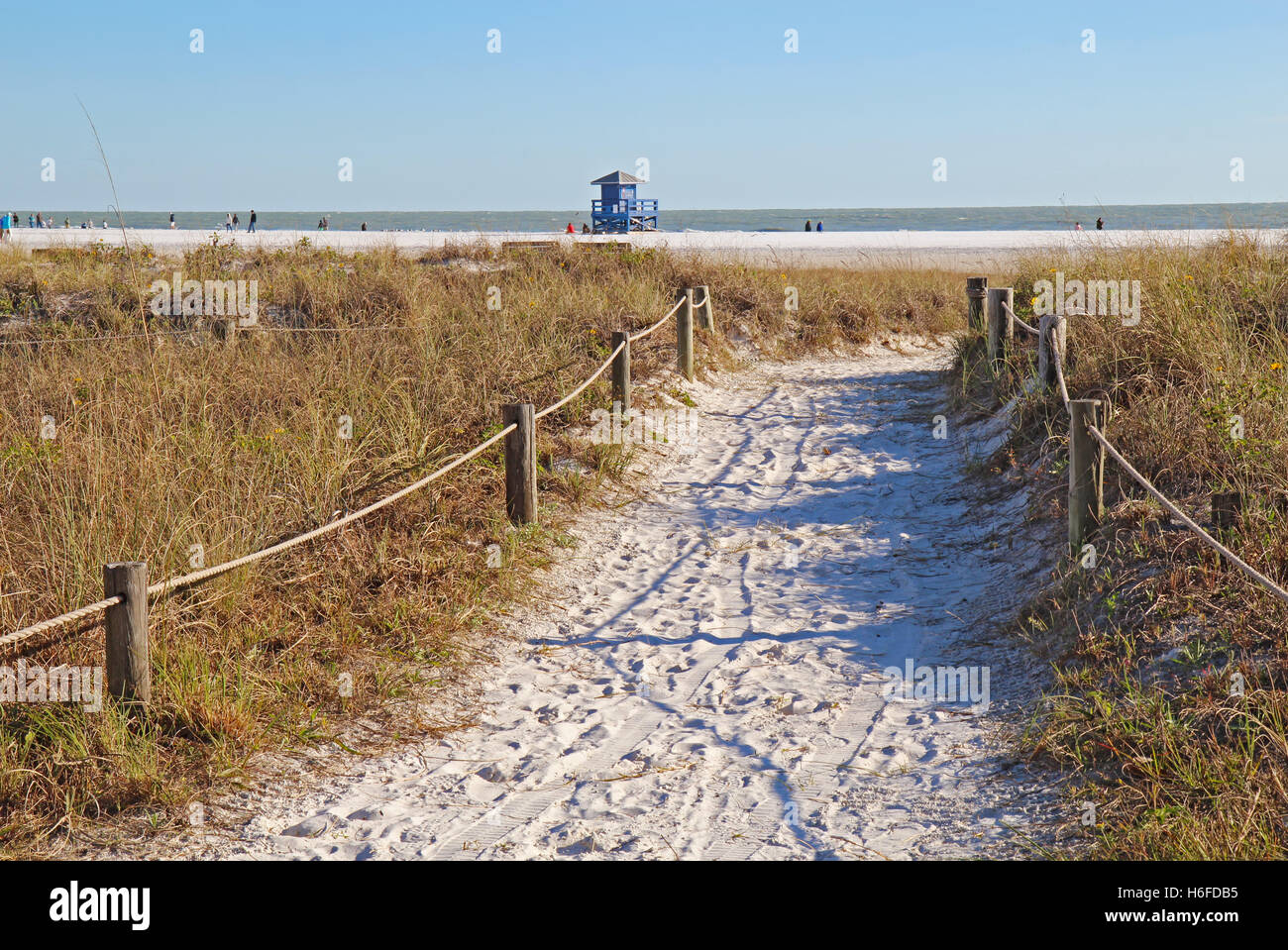 Gang mit der weißen Sand Strand und Rettungsschwimmer Station am Siesta Key Beach in Sarasota, Florida Stockfoto