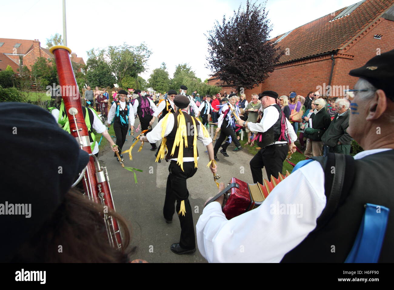 Rattlejag Morris Tänzer und Musiker führen jährliche Gemeinschaftsebene East Markham Apfel-Tages-Veranstaltung, Nottinghamshire, England UK Stockfoto