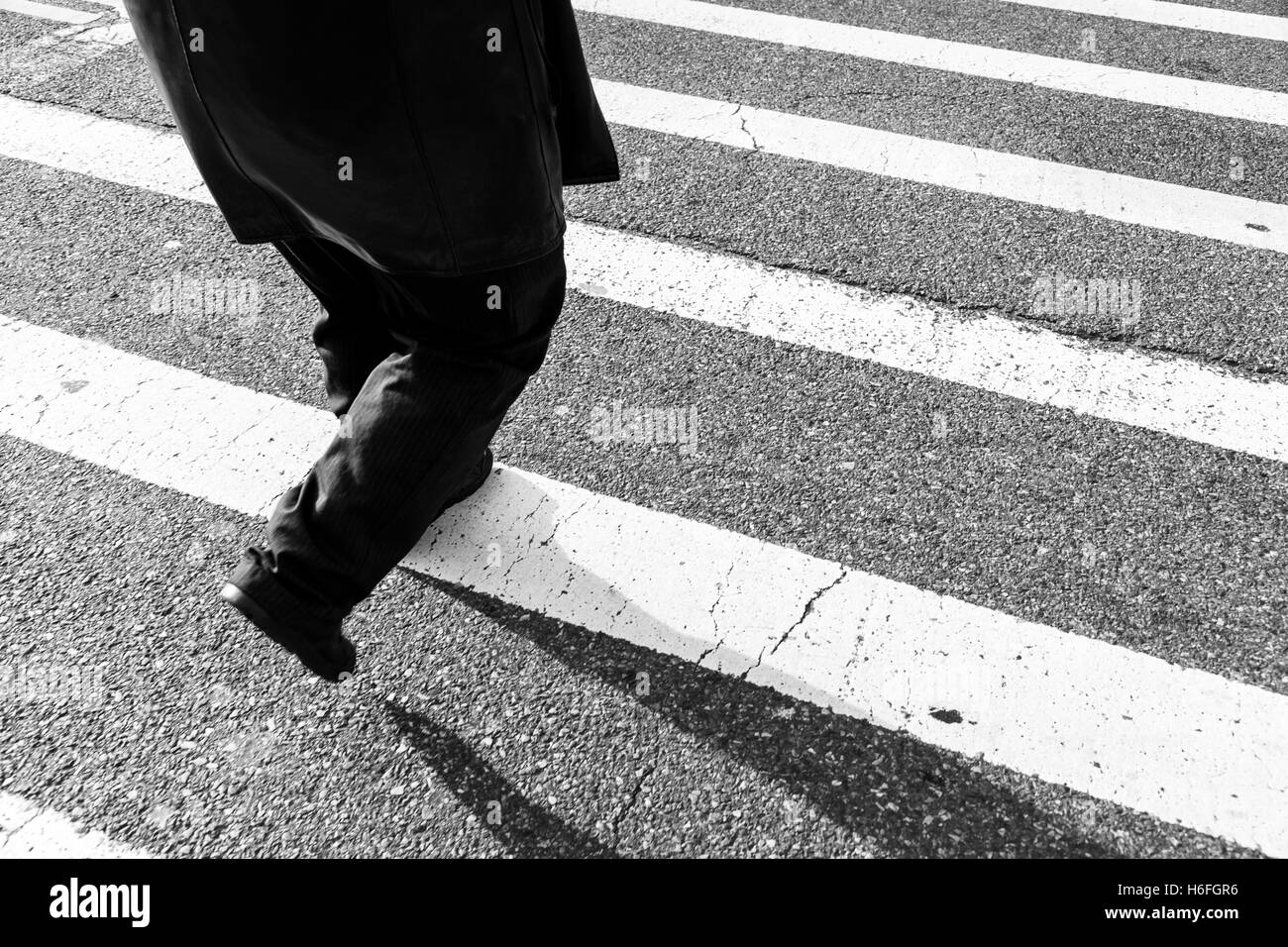 Anonymen Mannes Beine über Kreuz zu Fuß, zu Fuß. Stockfoto