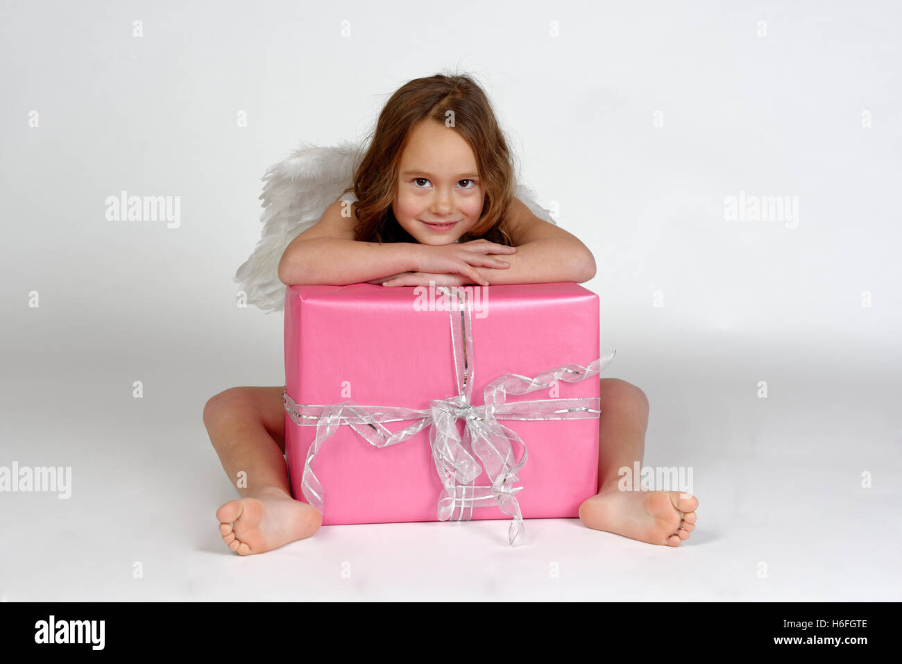 Mädchen als Weihnachtsengel mit Geschenk, Weihnachten, Upper Bavaria, Bavaria, Germany Stockfoto