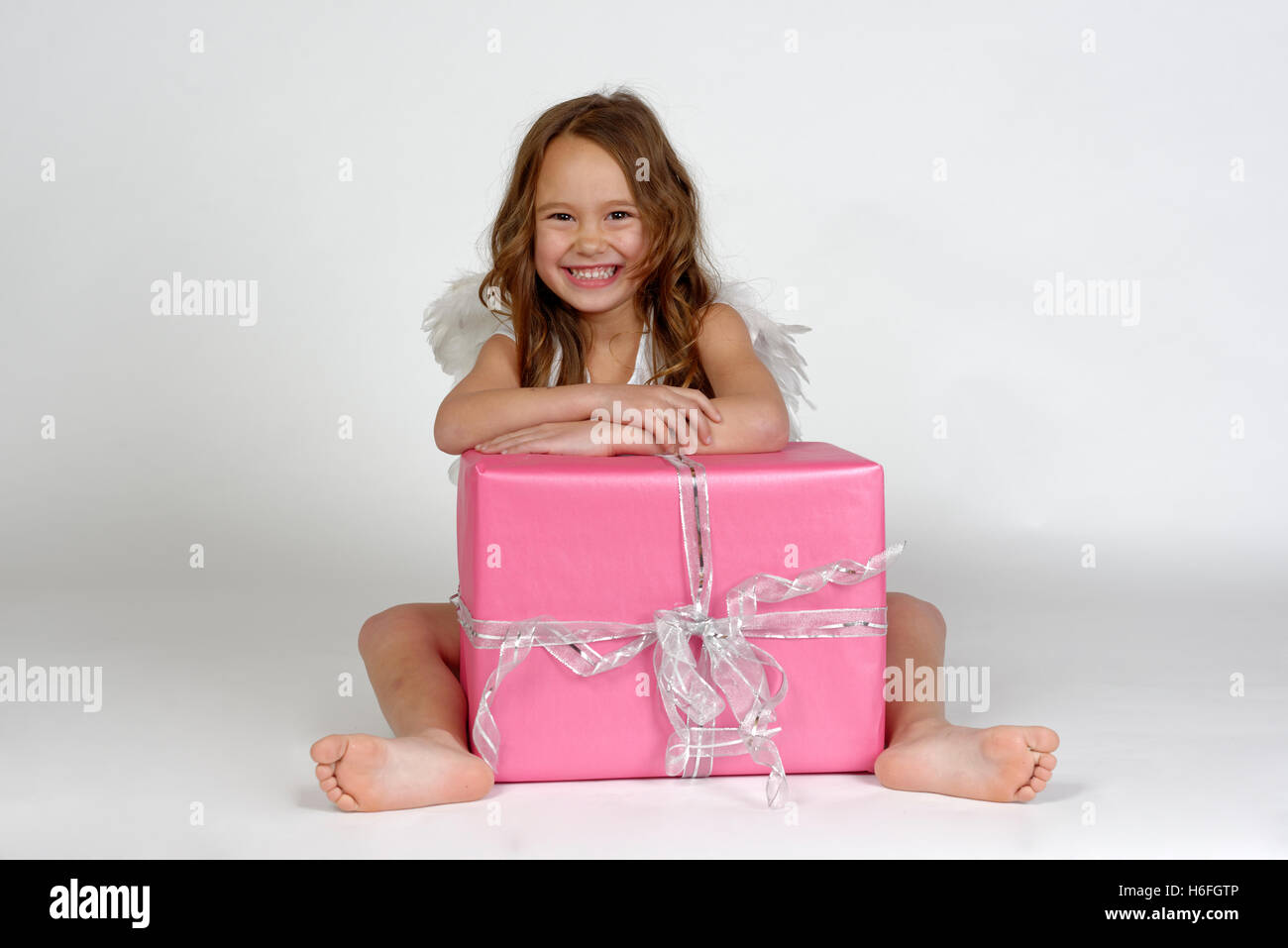 Mädchen als Weihnachtsengel mit Geschenk, Weihnachten, Upper Bavaria, Bavaria, Germany Stockfoto