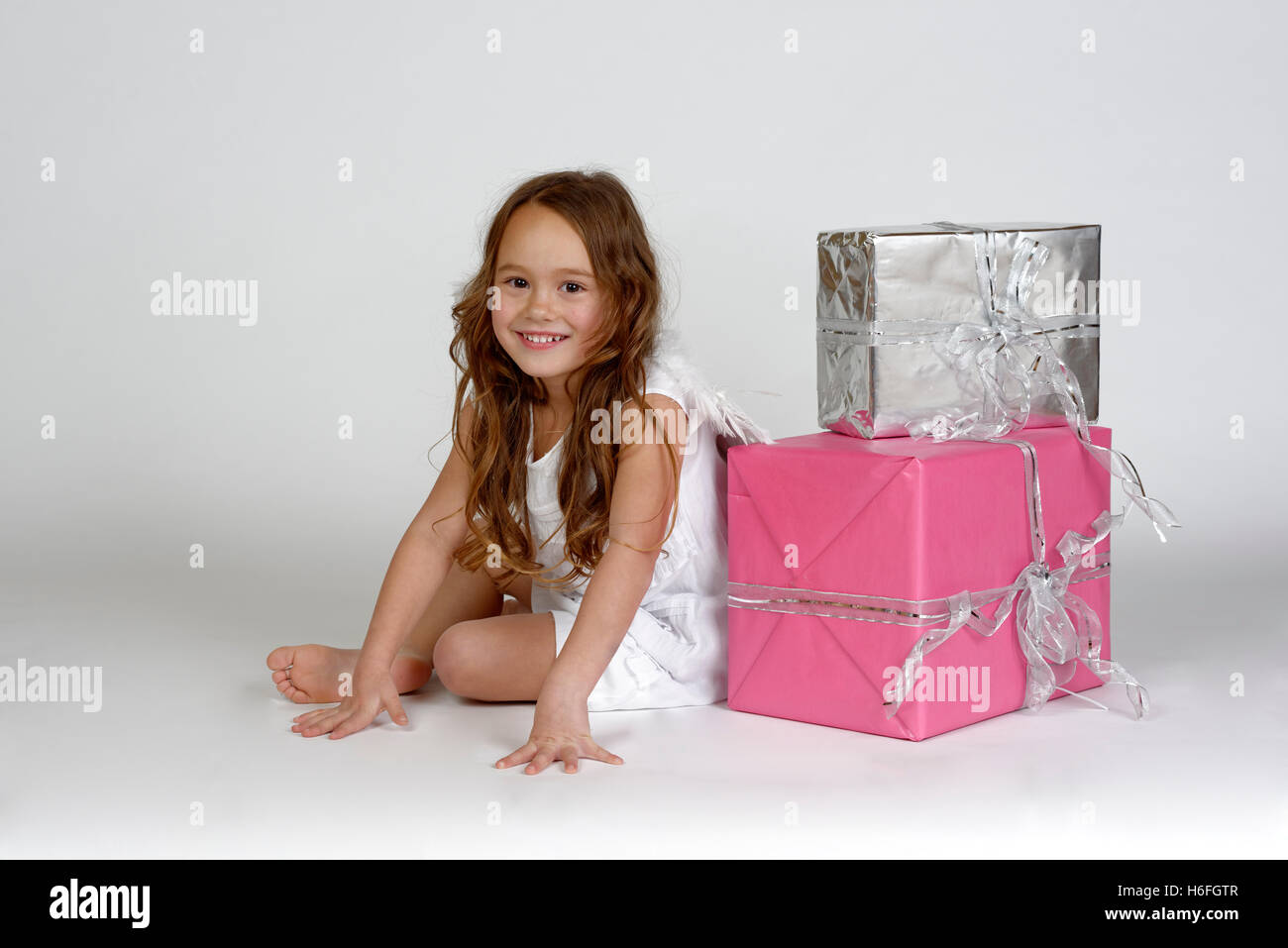 Mädchen als Weihnachtsengel mit Geschenken, Weihnachten, Upper Bavaria, Bavaria, Germany Stockfoto