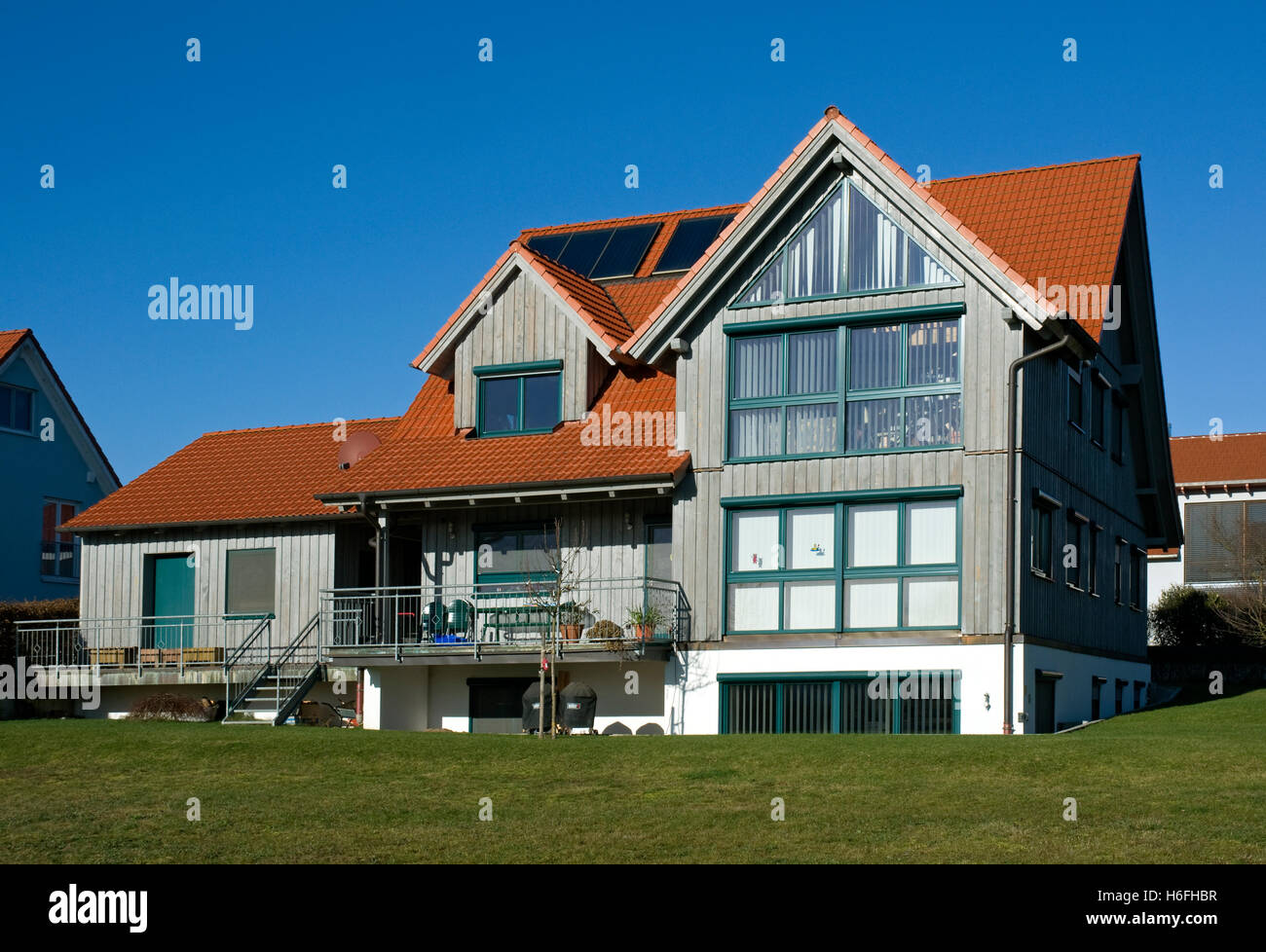 Neues Holzhaus mit Sonnenkollektoren, Rückansicht, Franken, Bayern Stockfoto