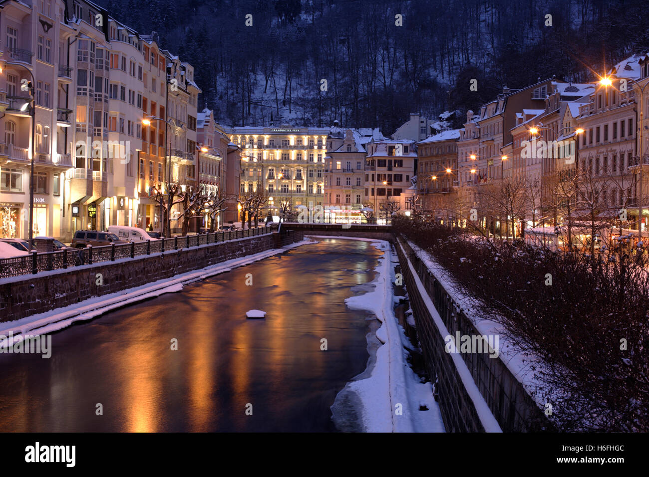 Karlsbad, Karlovy Vary, mit Grand Hotel PUPP bei Nacht, Tschechische Republik, Europa Stockfoto