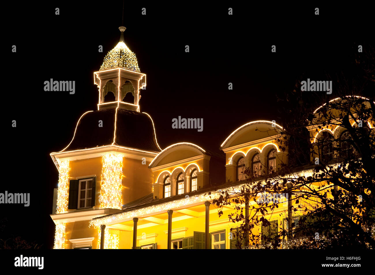 Weihnachtlich beleuchtete Gebäude, Nachtaufnahme, Wörthersee See, Velden, Kärnten, Austria, Europe Stockfoto