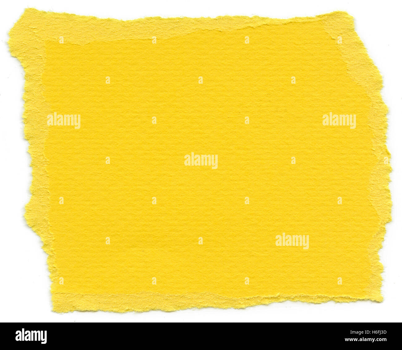 Textur des Mikado gelbe Faserpapier mit zerrissenen Kanten. Isoliert auf weißem Hintergrund. Scannen mit 2400dpi mit einer professionellen scan Stockfoto