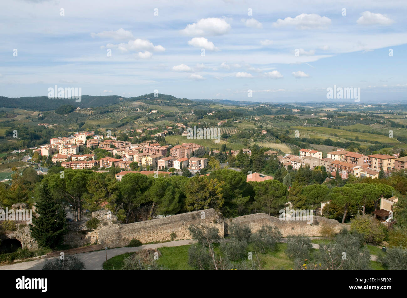 Blick auf die Stadt und die Landschaft, San Gimignano, UNESCO-Weltkulturerbe, Toskana, Italien, Europa Stockfoto