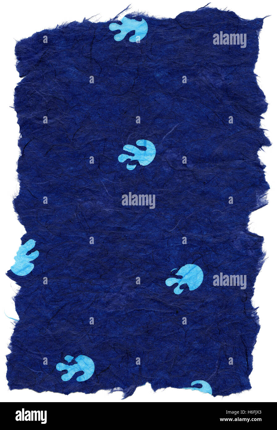 Textur des blauen Reispapier mit einem Muster aus Licht blaue Qualle Verzierung der Oberfläche, mit zerrissenen Kanten. Isoliert auf weißem bac Stockfoto