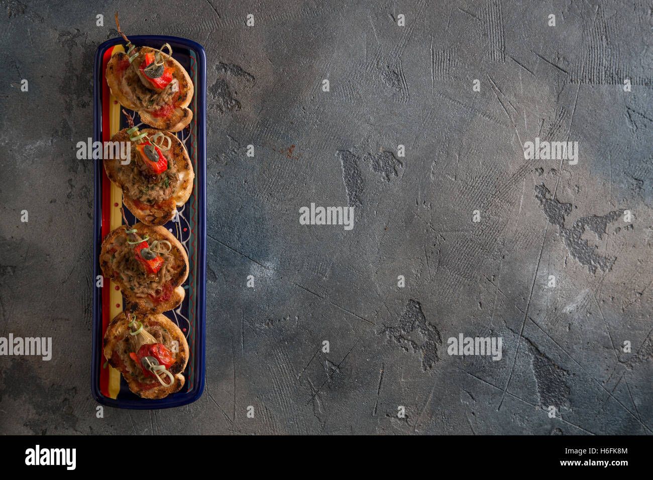 Knäckebrot mit Thunfisch Draufsicht, dunkles Foto Stockfoto