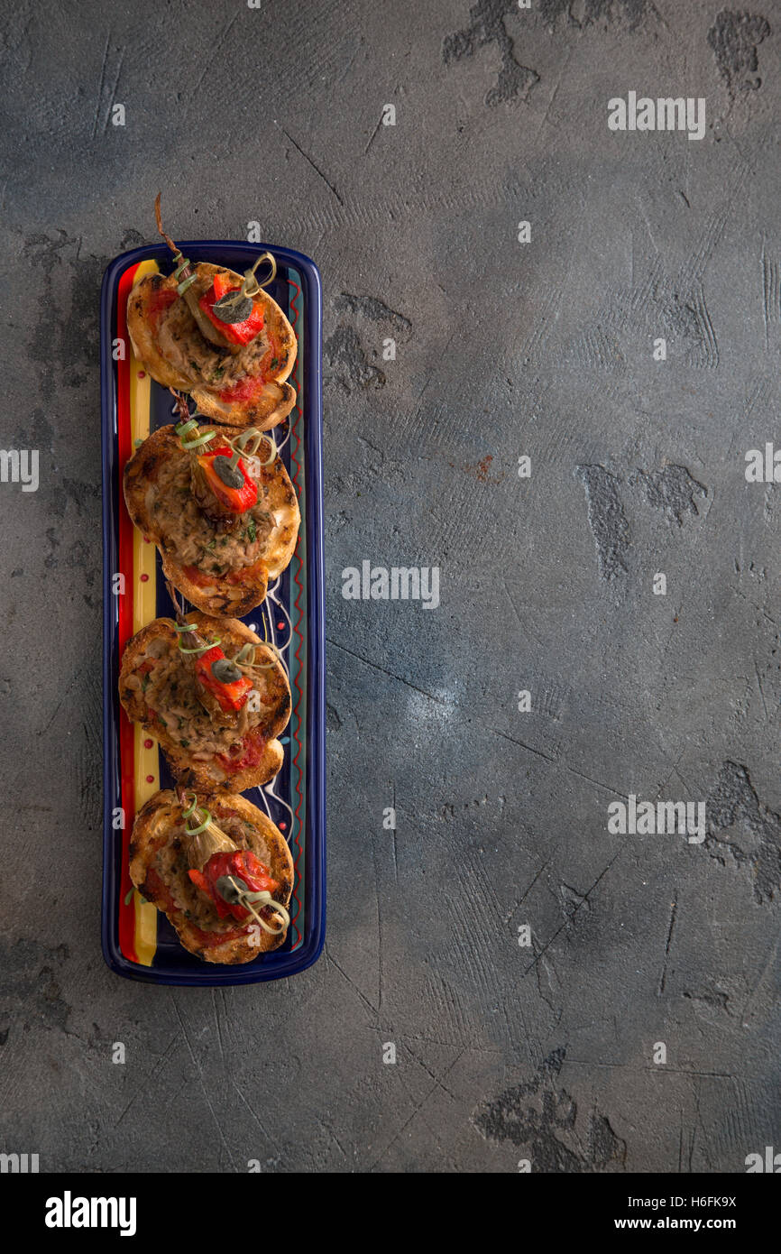Knäckebrot mit Thunfisch Draufsicht, dunkles Foto Stockfoto