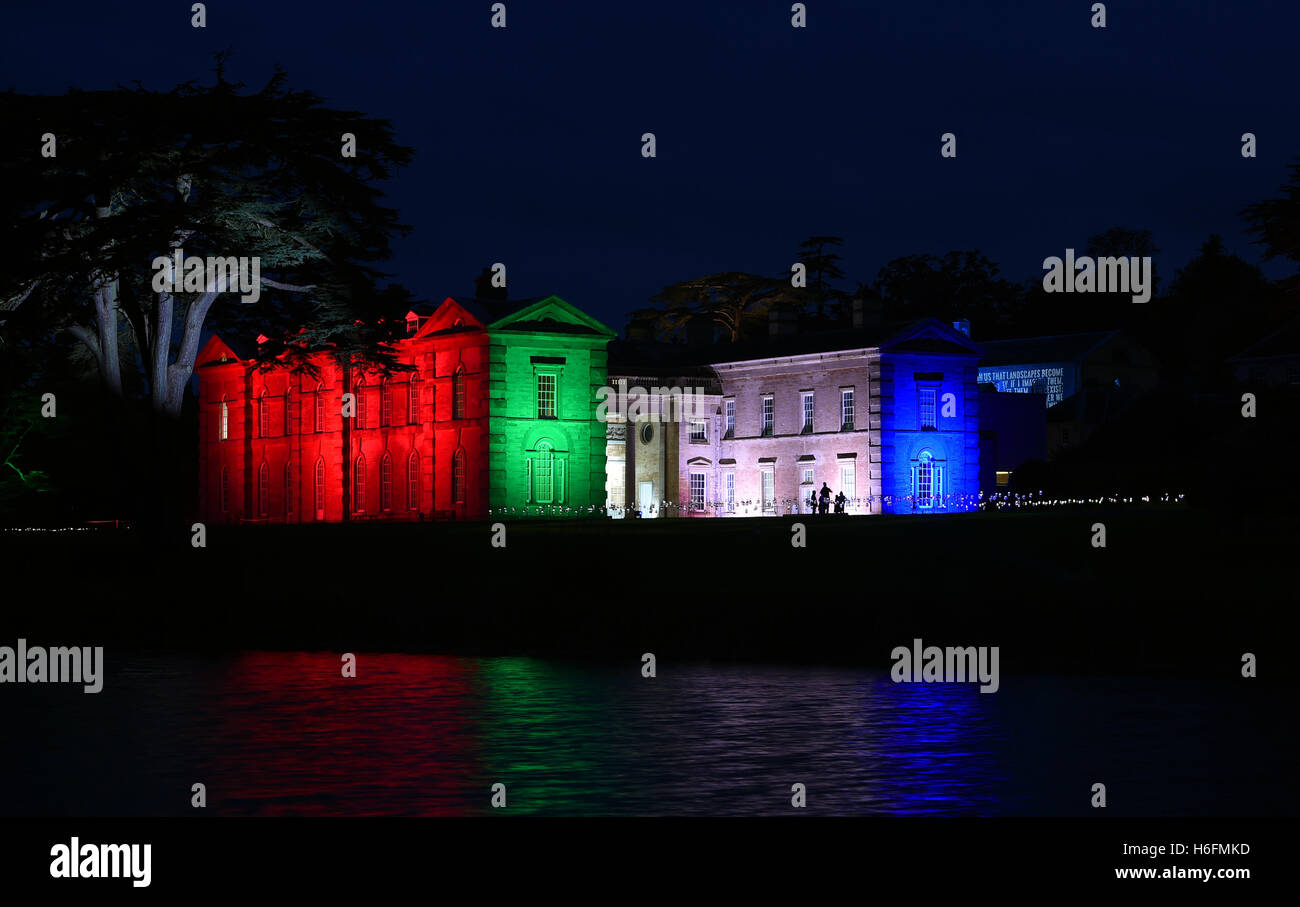 Compton Verney Herrenhaus aus dem 18. Jahrhundert in Warwickshire leuchtet in verschiedenen Farben des 300. Jahrestages der Landschaftsarchitekt Lancelot ' Capability Brown, der in der 120-Hektar großen Parklandschaft Compton Verney mehr als zweitausend Bäume gepflanzt. Stockfoto