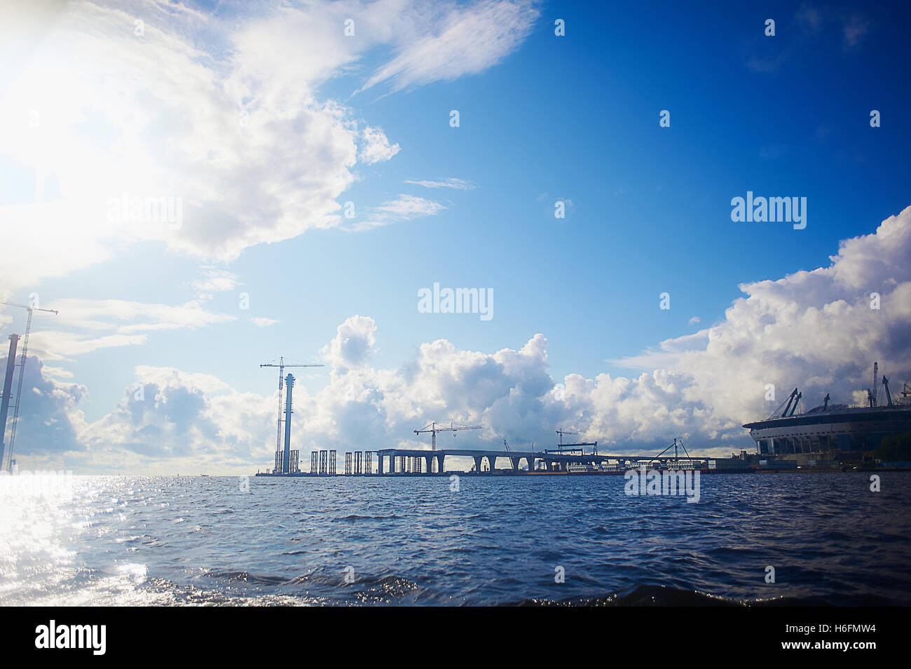 Sankt-PETERSBURG, Russland-7. Juli 2015: Der Bau einer Brücke quer über das Fairway Maritime Stockfoto