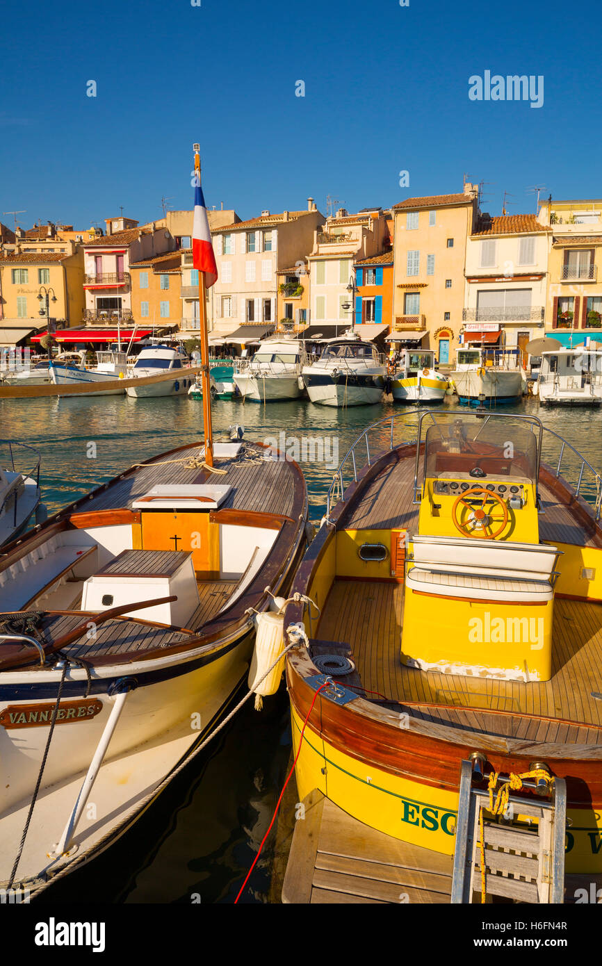 Angelboote/Fischerboote im Hafen, Marina, alten Hafen Dorf von Cassis Bouches-du-Rhône, Provence Alpes Cote d ' Azur Côte d ' Azur Stockfoto