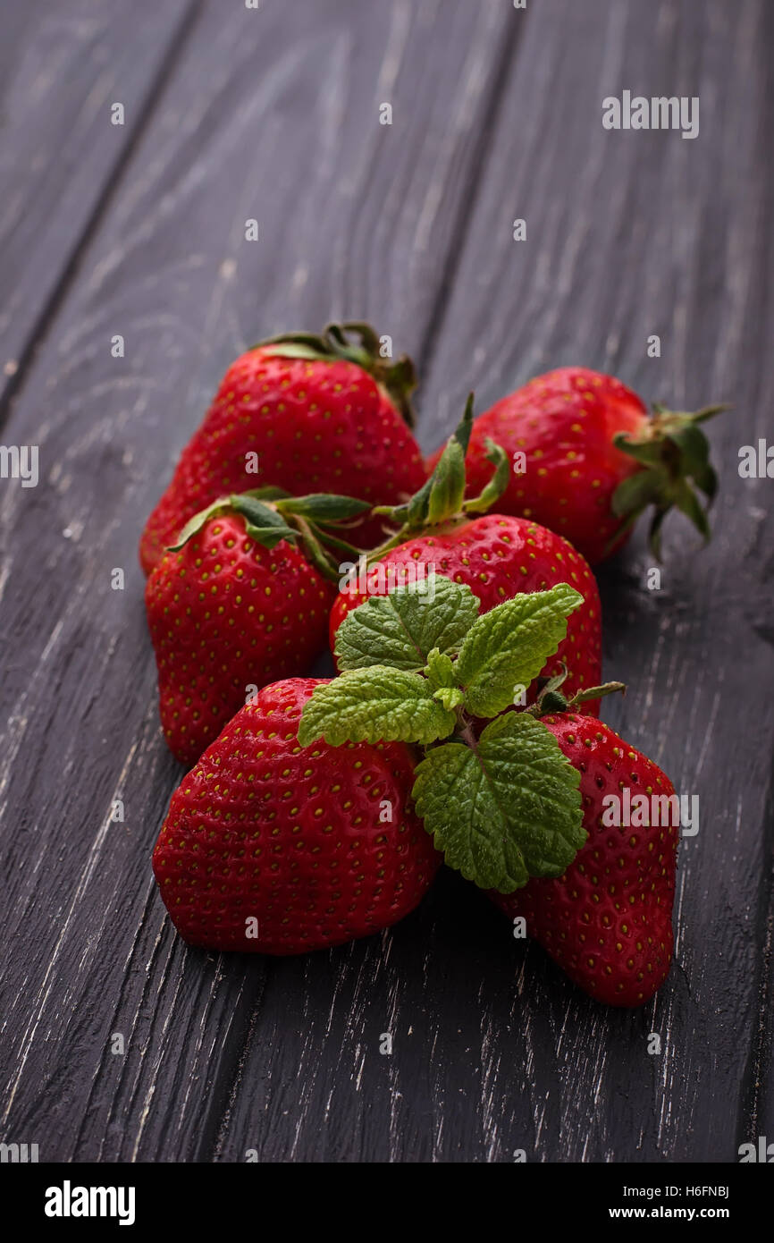 Süße reife Erdbeere mit Minze. Selektiven Fokus Stockfoto