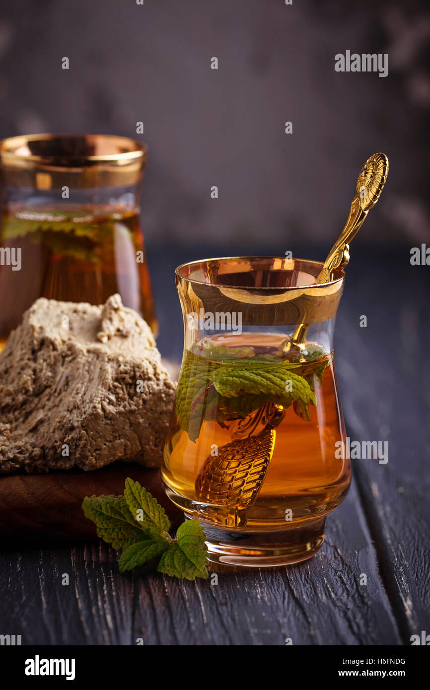 Arabischer Tee mit türkischem Honig und Halva. Selektiven Fokus Stockfoto