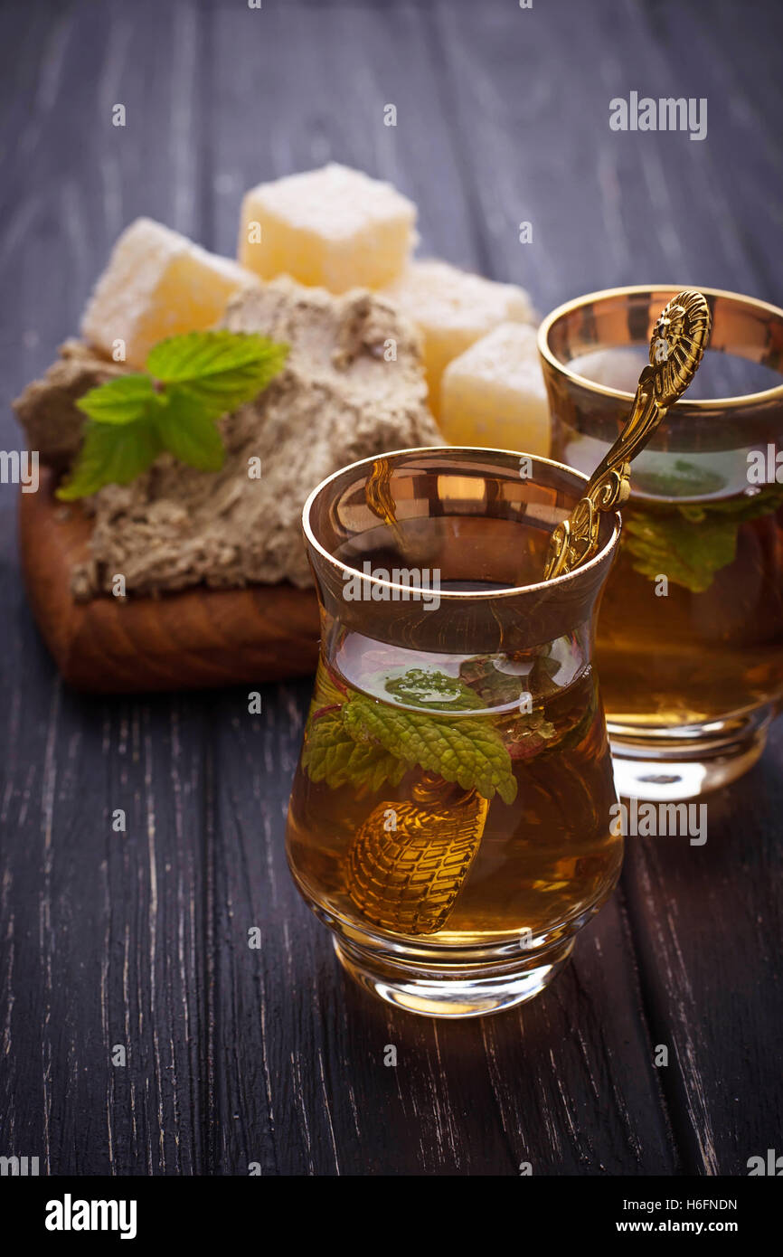 Arabischer Tee mit türkischem Honig und Halva. Selektiven Fokus Stockfoto