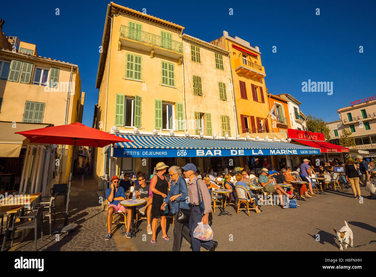 Bar Restaurant im Hafen Marina, alten Hafen Dorf von Cassis Bouches-du-Rhône, Provence Alpes Cote d ' Azur Côte d ' Azur Stockfoto