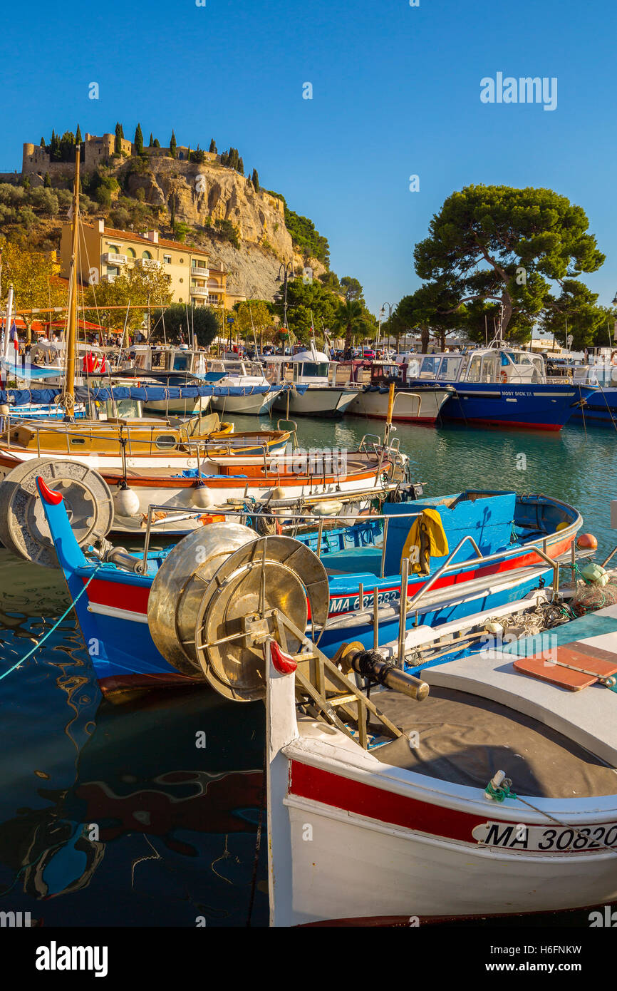 Angelboote/Fischerboote im Hafen, Marina, alten Hafen Dorf von Cassis Bouches-du-Rhône, Provence Alpes Cote d ' Azur Côte d ' Azur Stockfoto