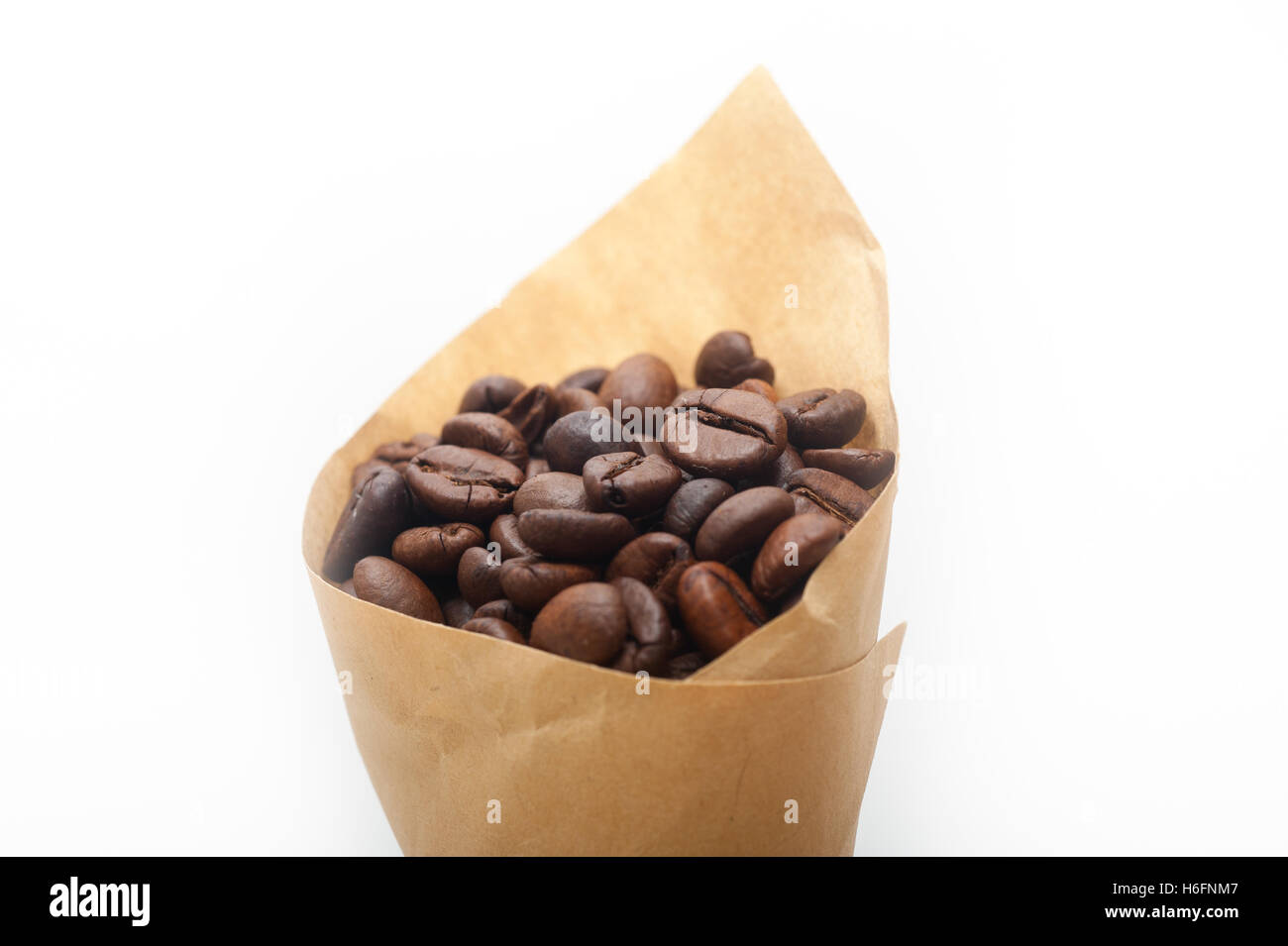 Espresso Kaffeebohnen auf ein Papier Konus Füllhorn über weißem Hintergrund Stockfoto