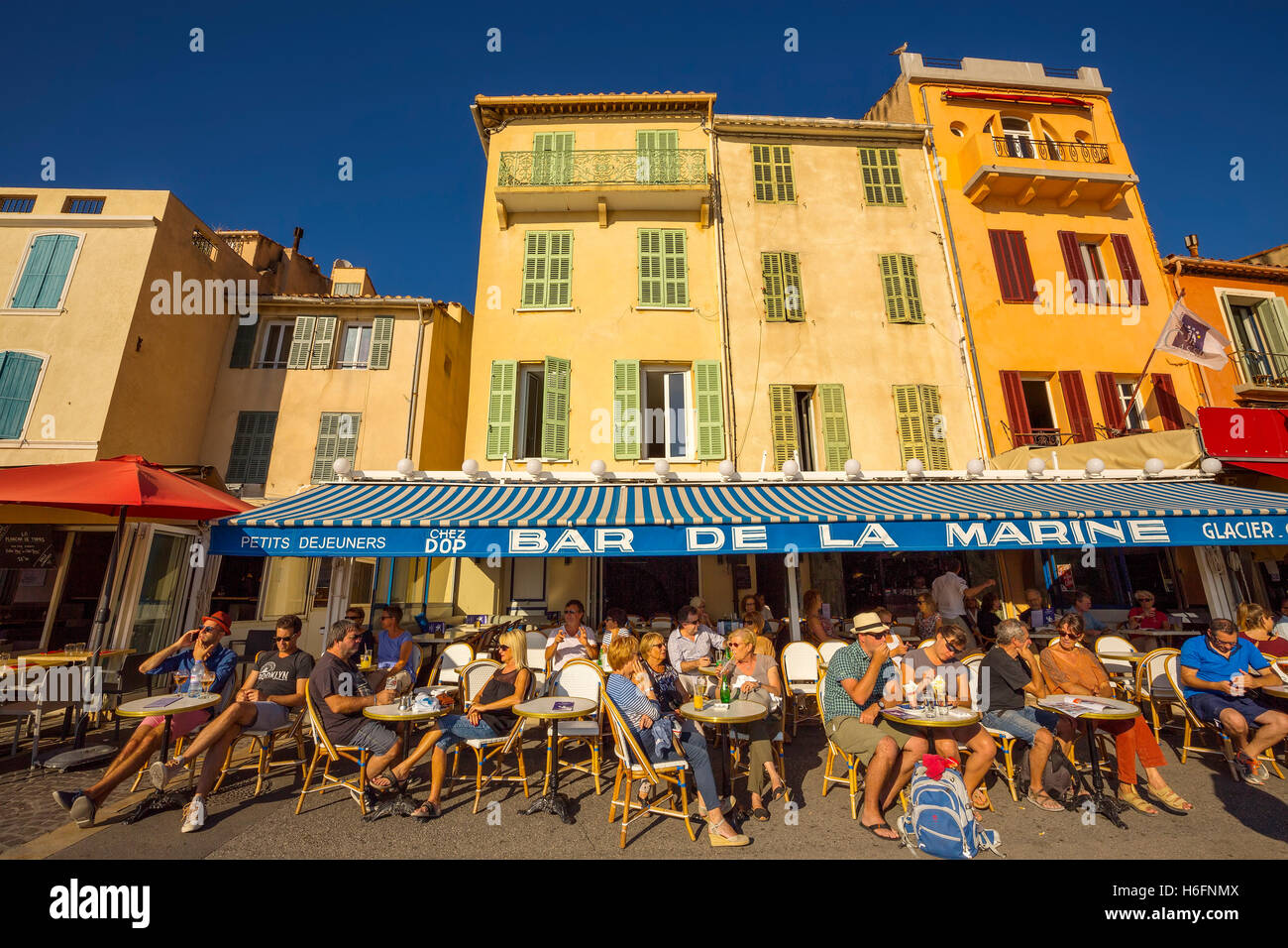 Bar-Restaurant am Hafen Marina, alten Hafen Dorf von Cassis. Bouches-du-Rhône Provence Alpes Cote d ' Azur Côte d ' Azur Stockfoto