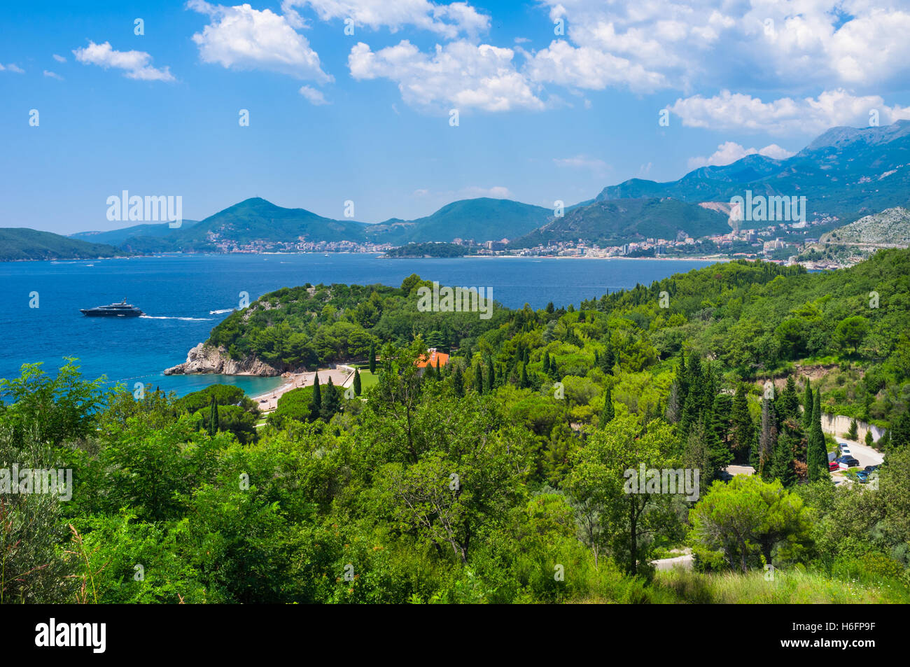 Die Budva Riviera verfügt über malerische Felsenküste, komfortable Sandstrände und weite Teile des schattigen Gärten, Sveti Stefan Stockfoto