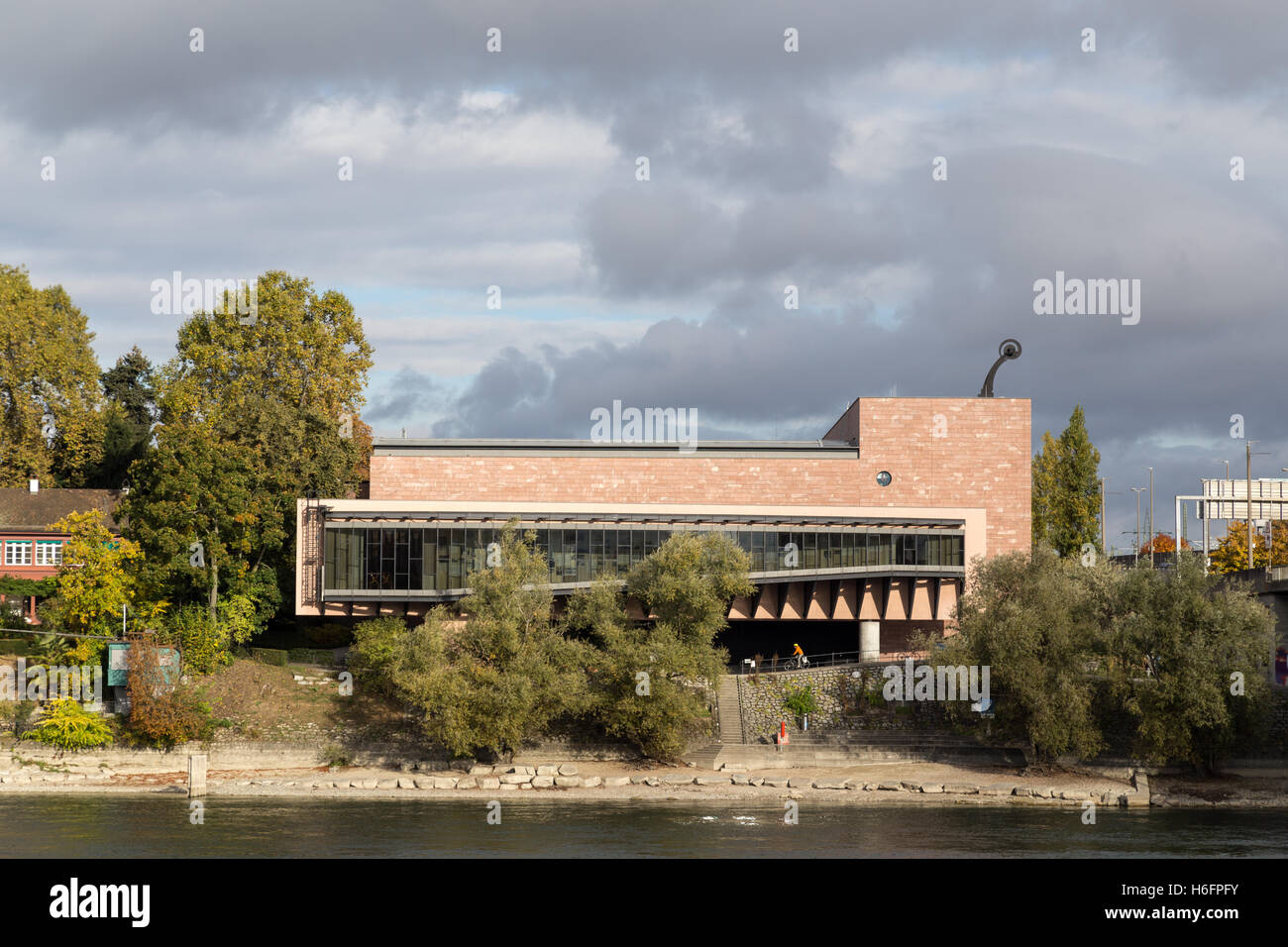Basel, Schweiz - 20. Oktober 2016: The Tinguely Museum befindet sich am Ufer des Rheins Stockfoto