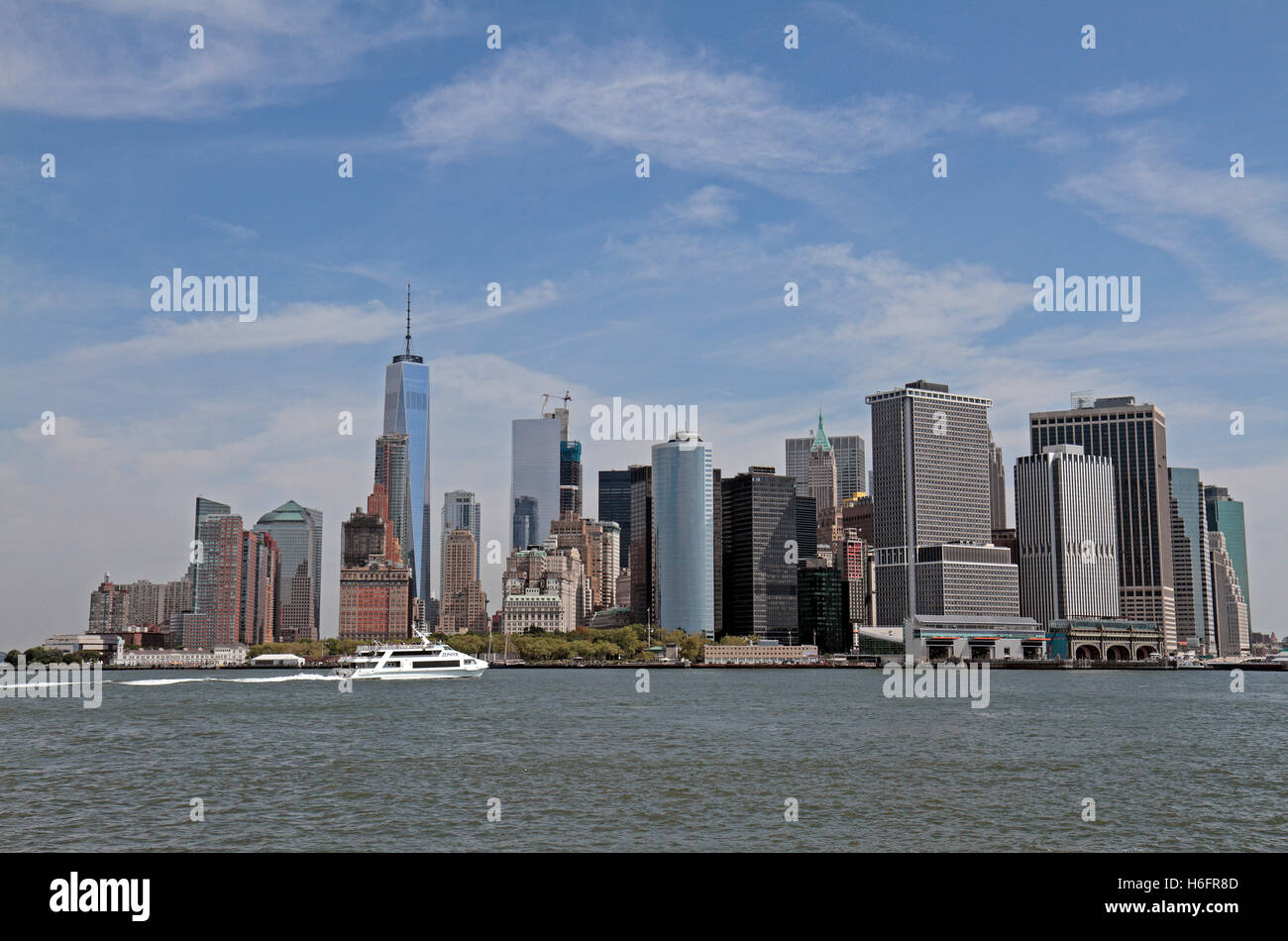 Downtown Manhattan angesehen von Governors Island im US-Bundesstaat New York. Stockfoto