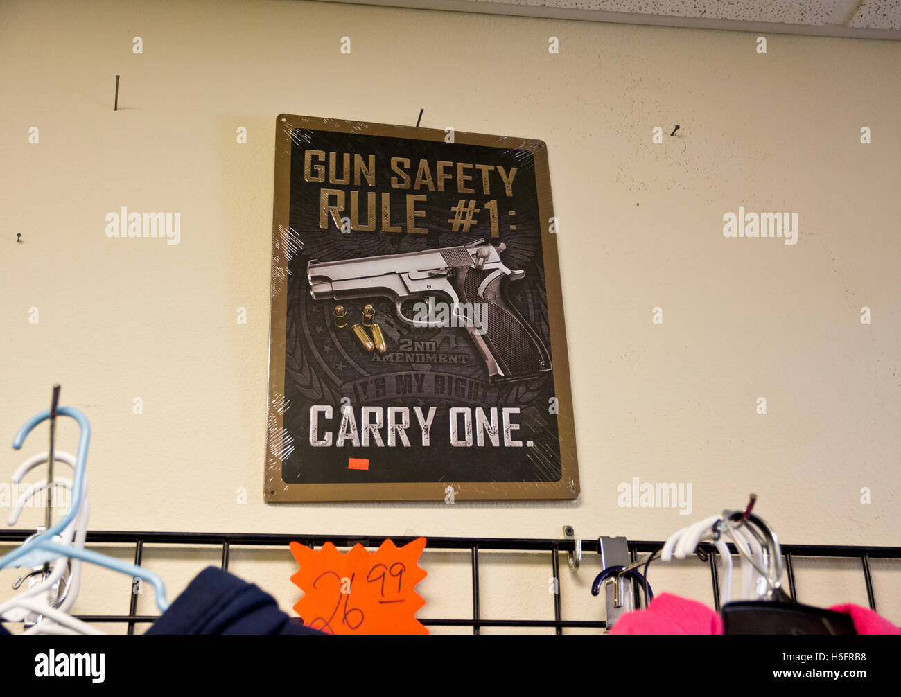 Ein Schild, auf dem das Tragen einer Waffe geworben wird, wird in einem Laden in Long Beach, Washington State, USA, gesehen Stockfoto
